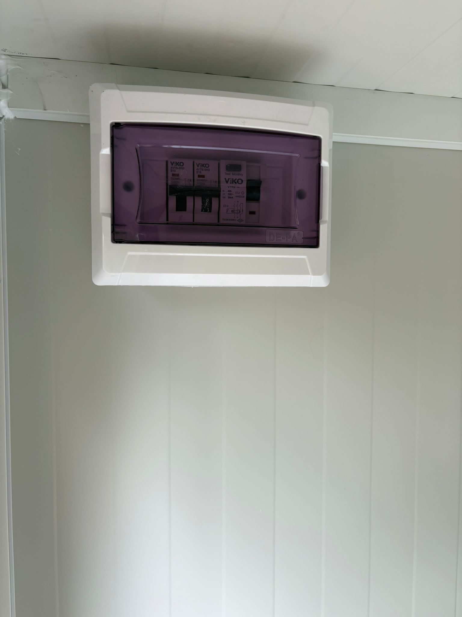 Groepenkast toilet unit luxe Groepenkast die in een sanitaire toilet unit is geplaatst