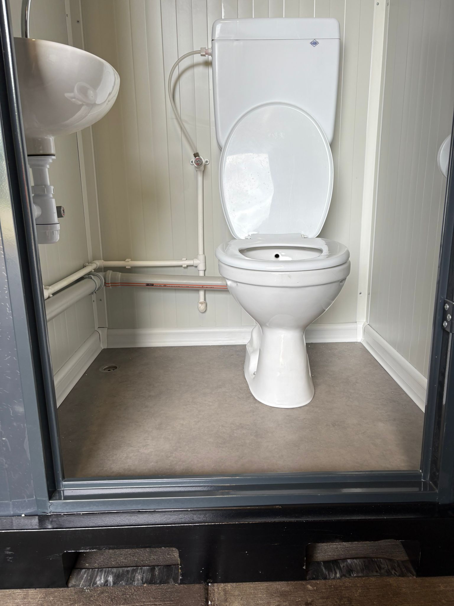 Binnenzijde toilet unit luxe Binnenzijde van een sanitaire unit
