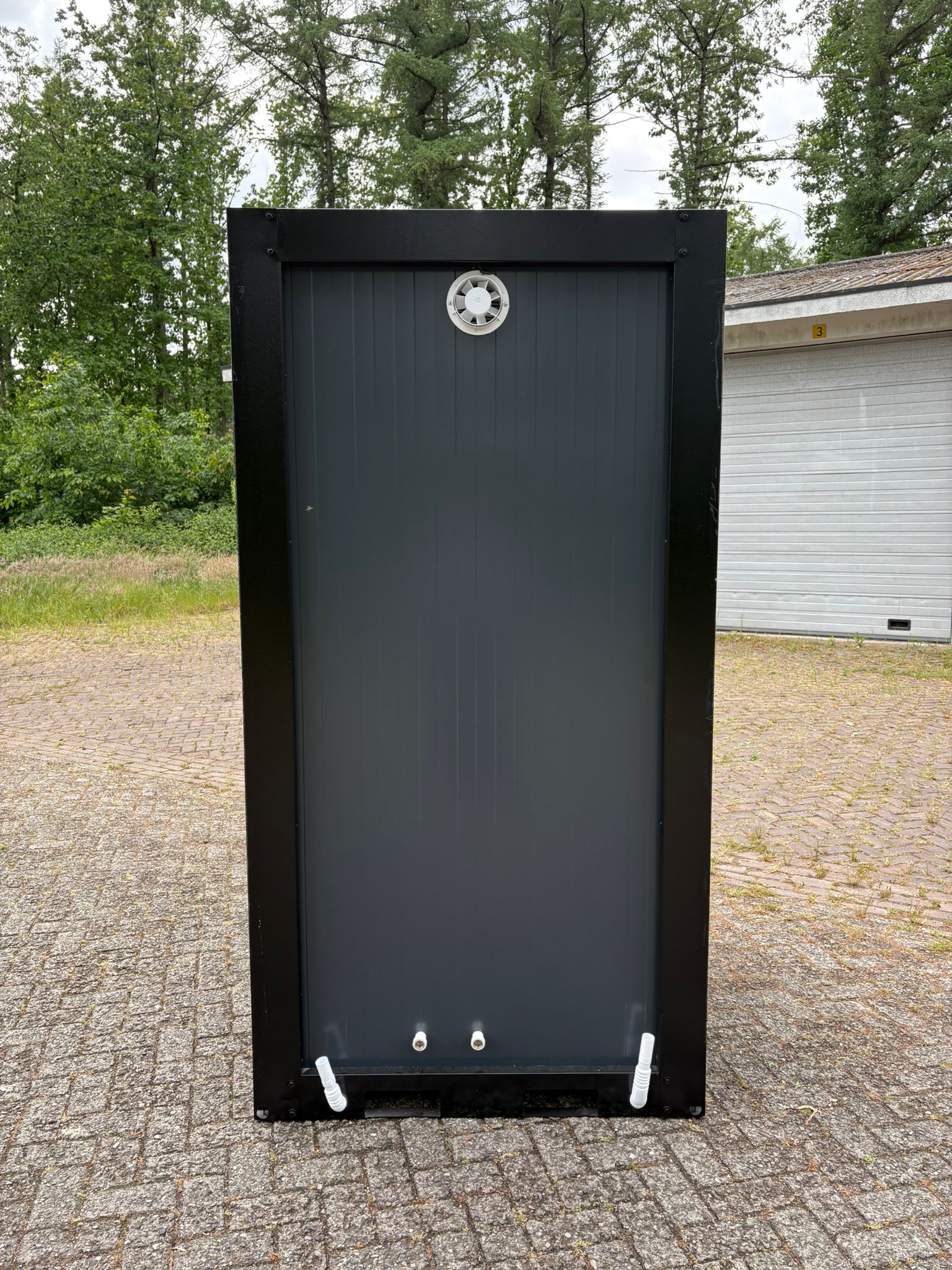 Achterzijde en aansluitingen douche unit Aansluitingen douche unit