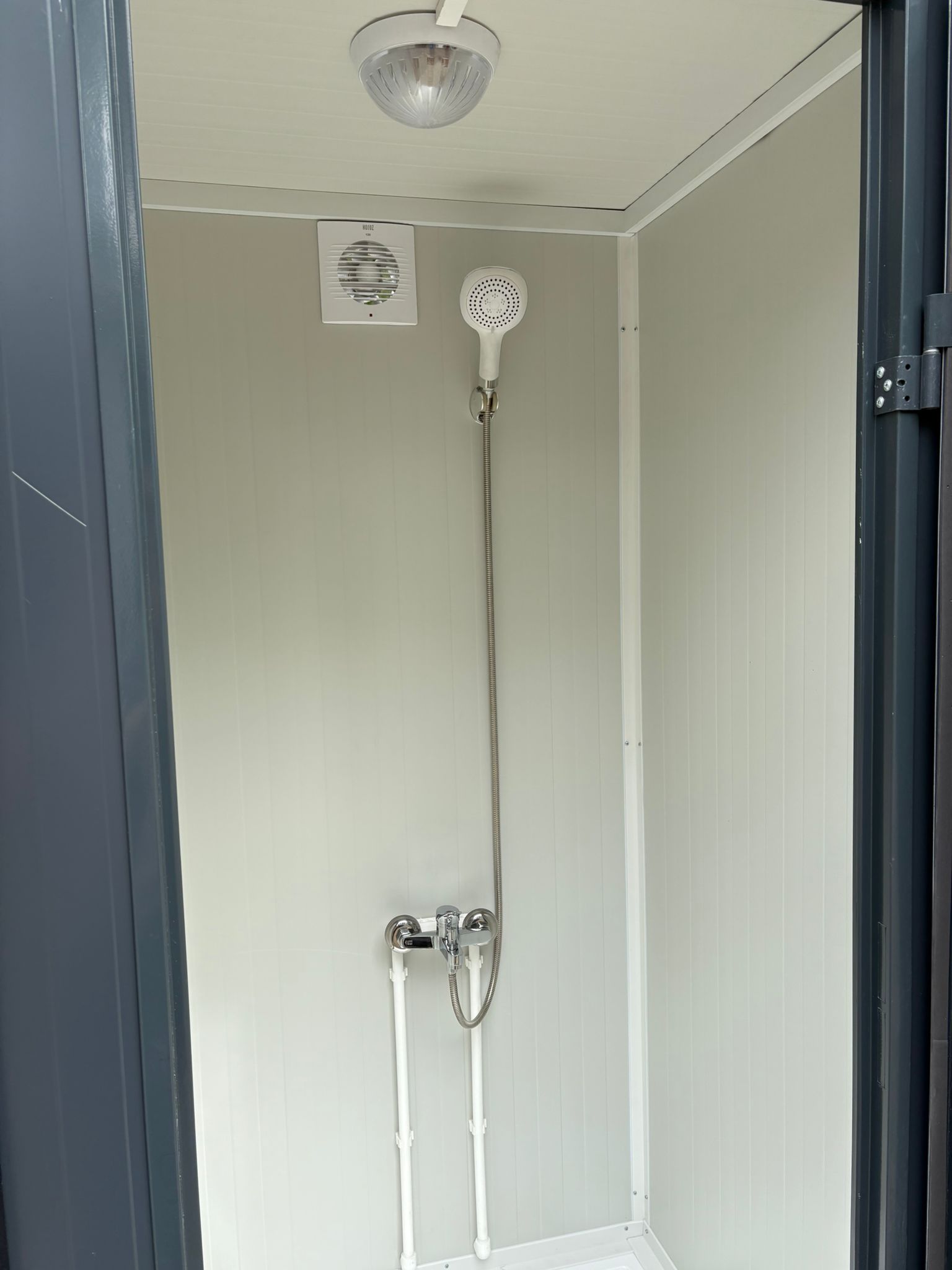 Douchekop in douche unit Camping douche mobiel sanitair met douchekop