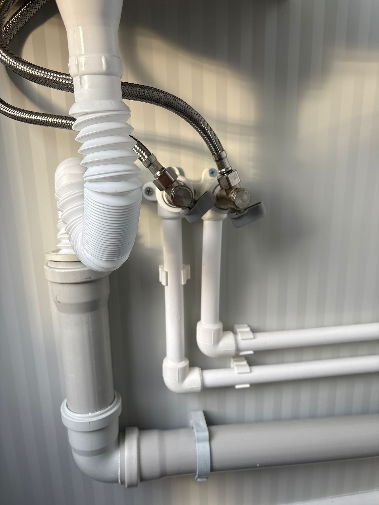 Aansluitingen fontein toilet en douche unit Fontein toilet + douche unit