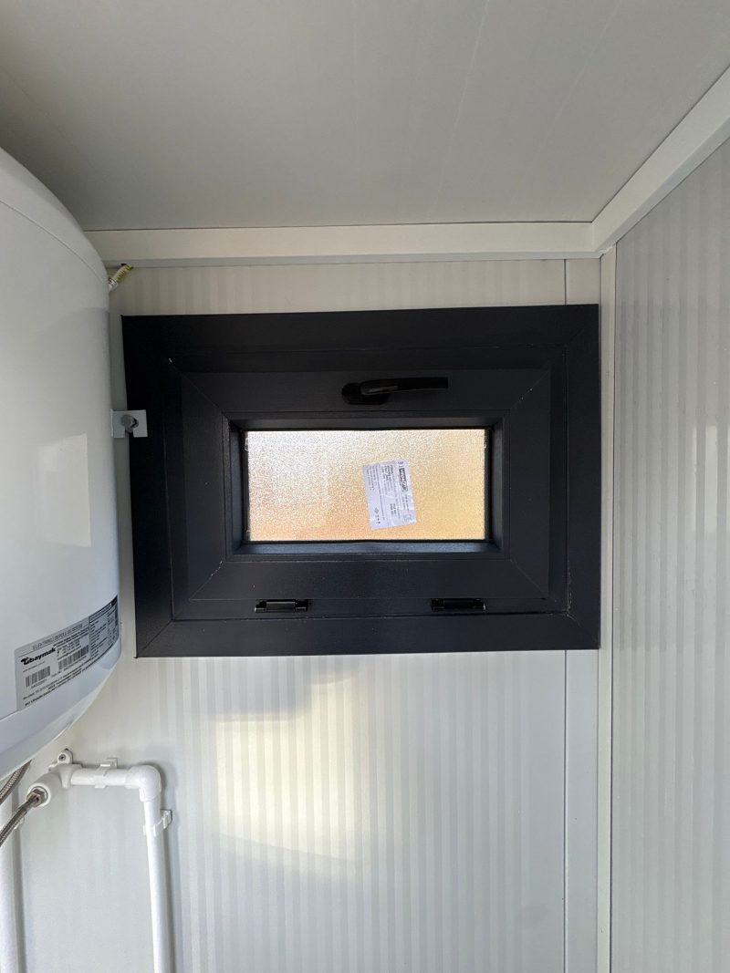 Draaikiepraam dicht toilet en douche unit