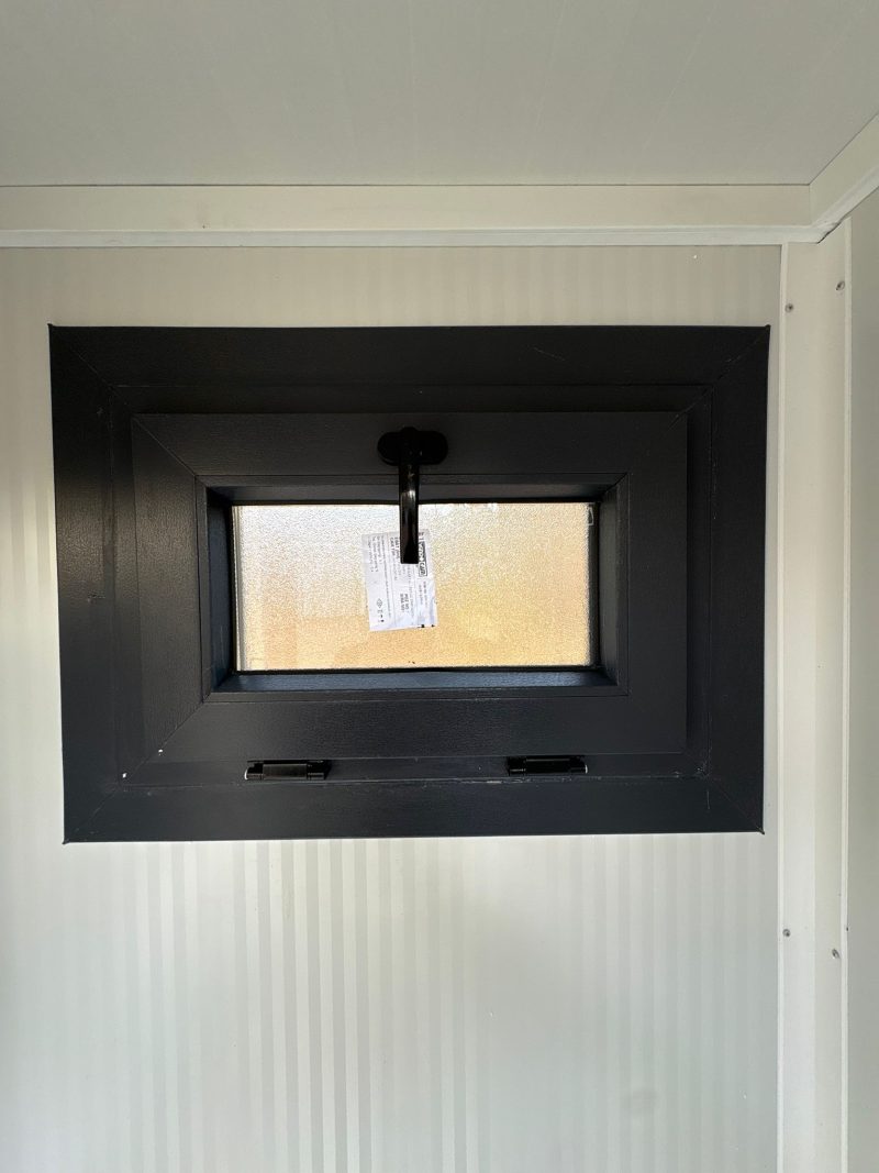 Draaikiepraam dicht toilet en douche unit doucheruimte