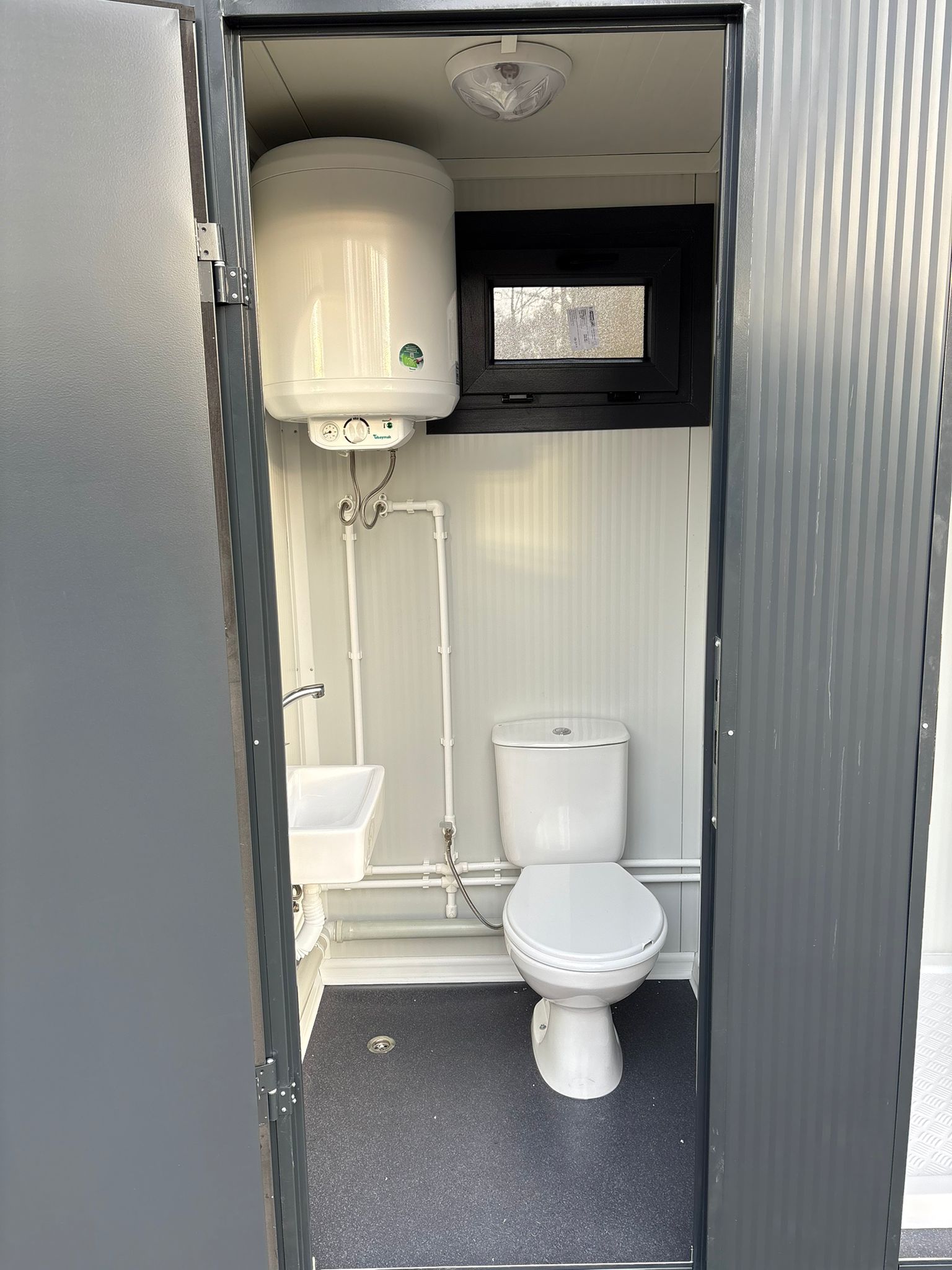 Linkerzijde toilet en douche unit Toiletruimte toilet + douche unit