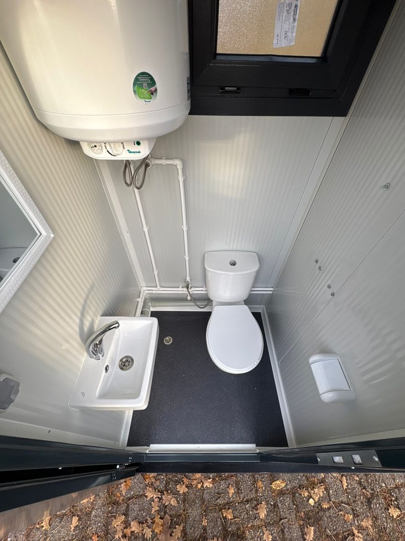 Overzicht ruimte links toilet en douche unit