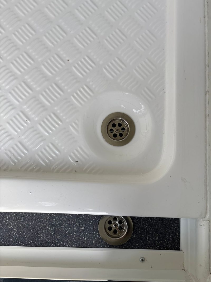 Vloerputten toilet en douche unit