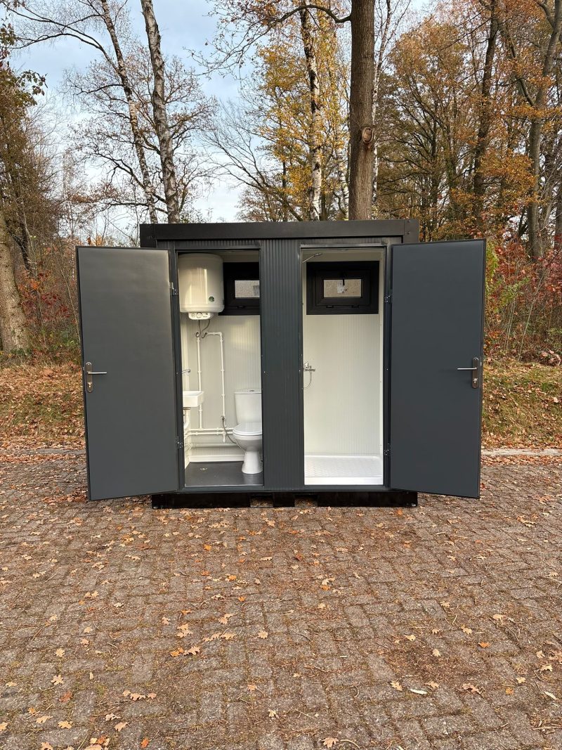Voorkant toilet en douche unit