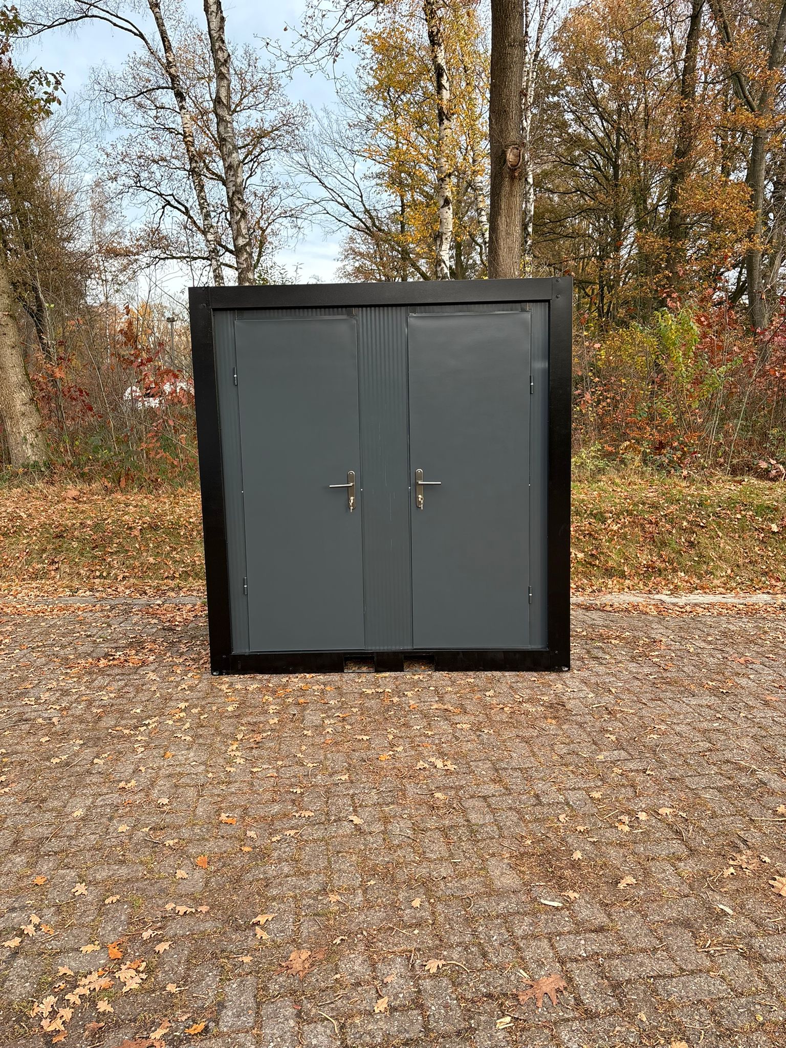 Voorzijde toilet en douche unit deuren dicht Deuren dicht 2 toilet + douche unit