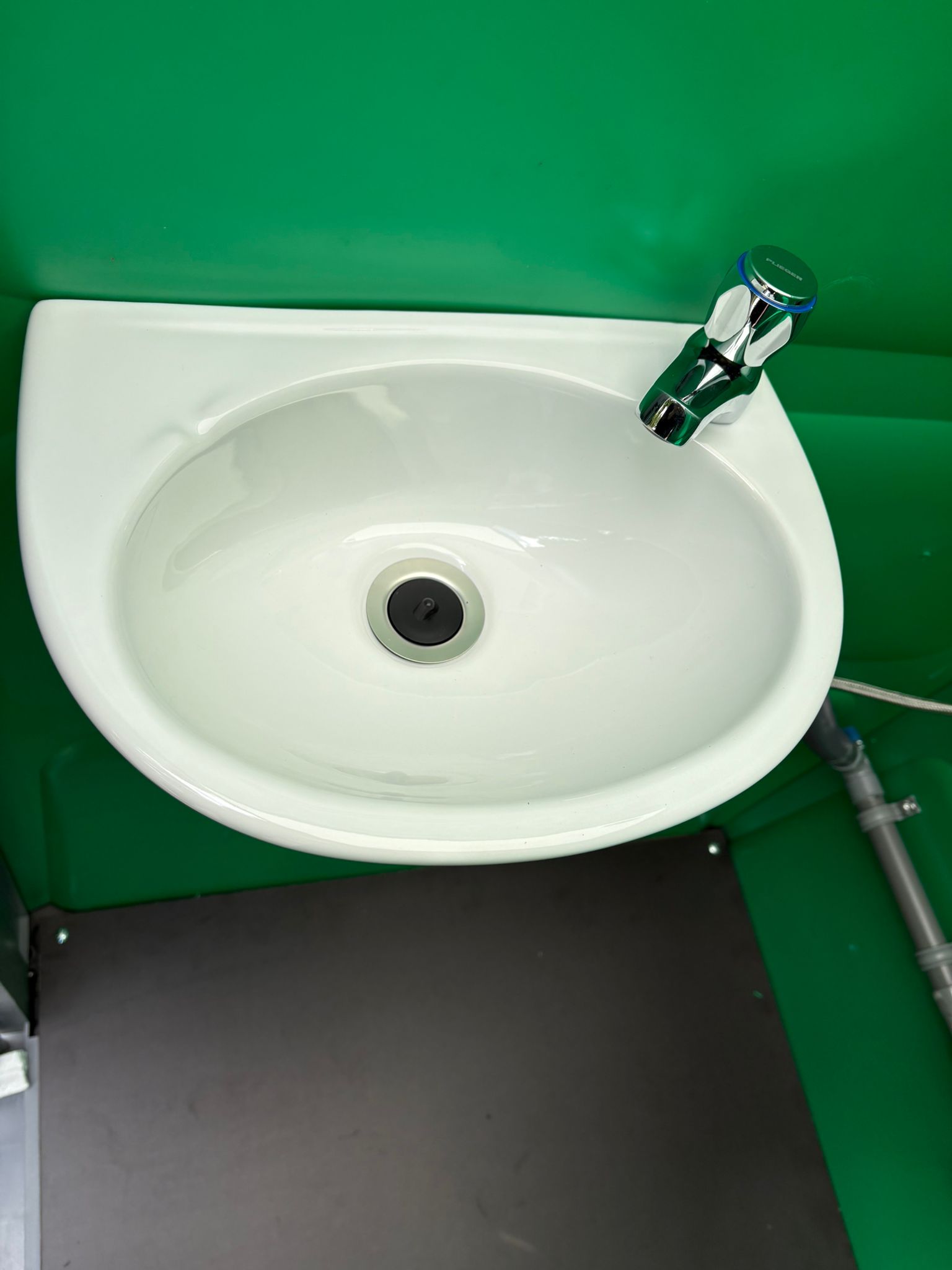 Urinoir unit inclusief wasbak Urinoir unit inclusief wasbak