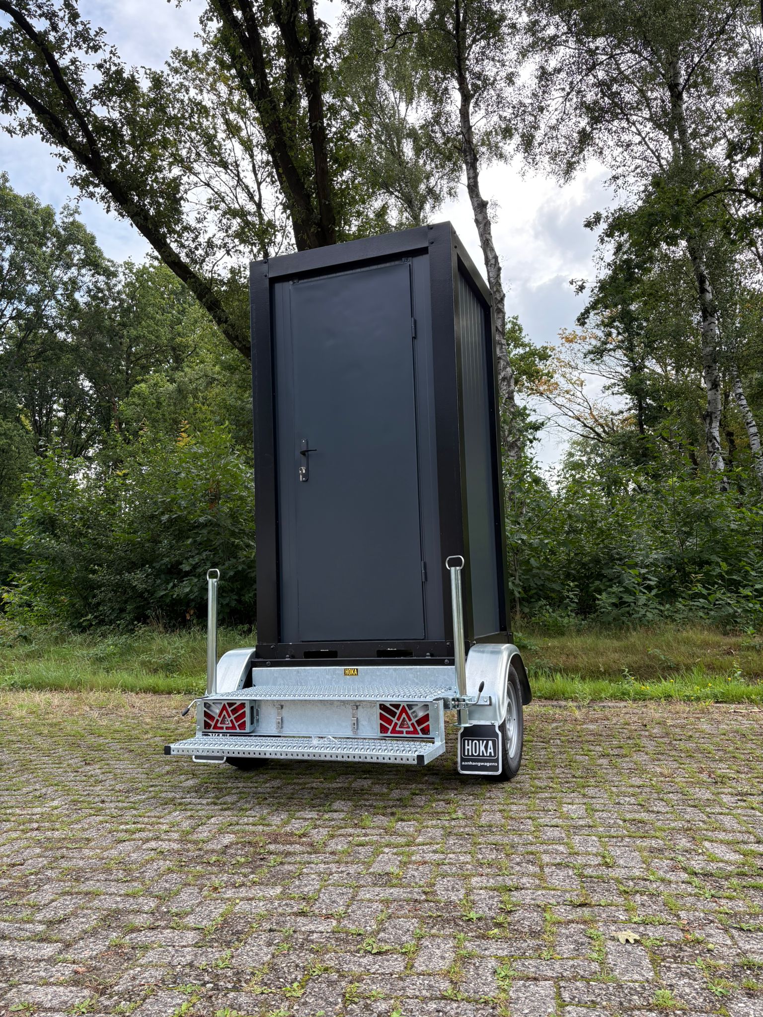 Voorzijde douchewagen Voorkant douchewagen et een aanhanger en trap