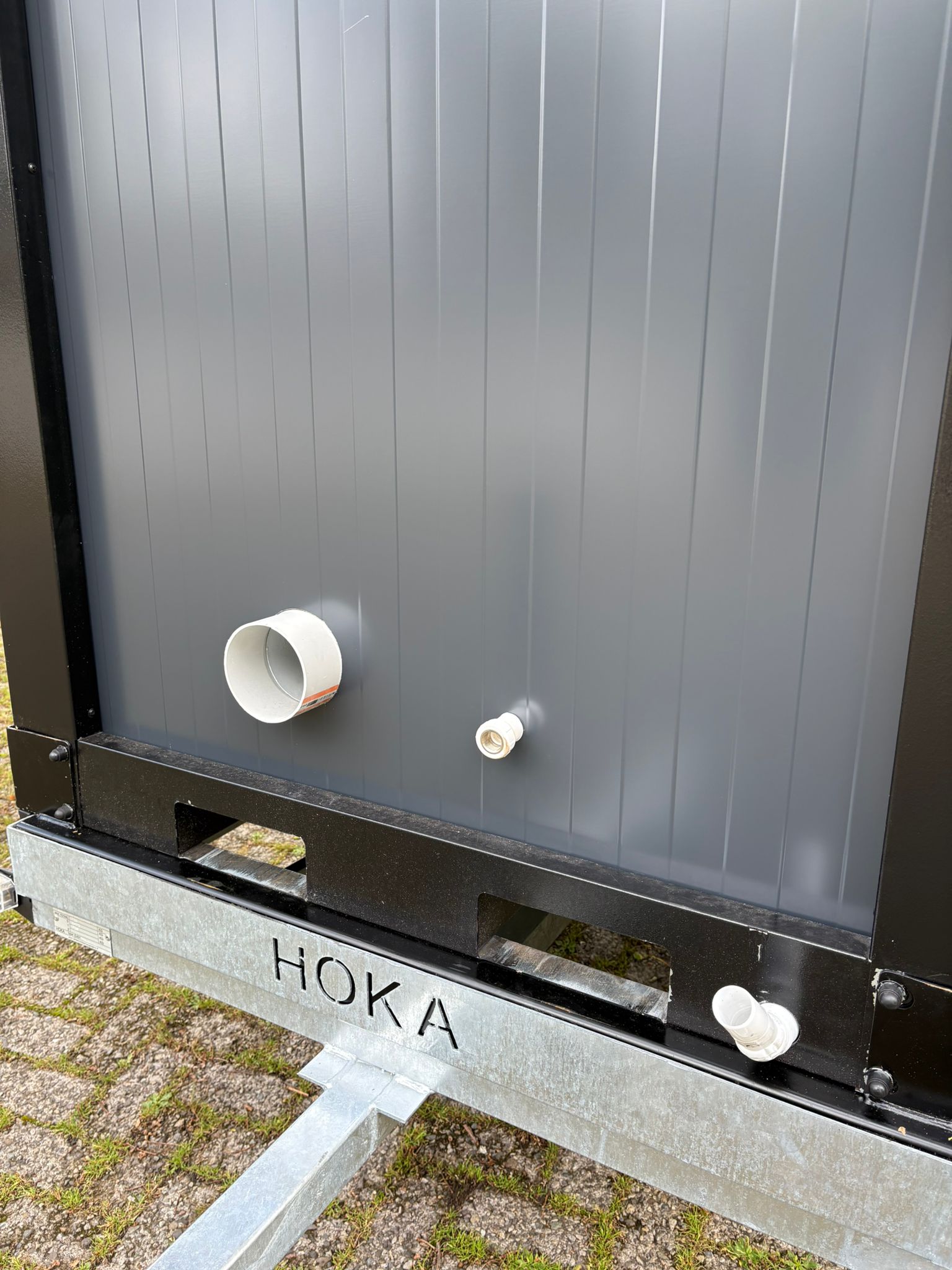 Toiletwagen aansluitingen Achterzijde met aansluitingen van een toiletwagen