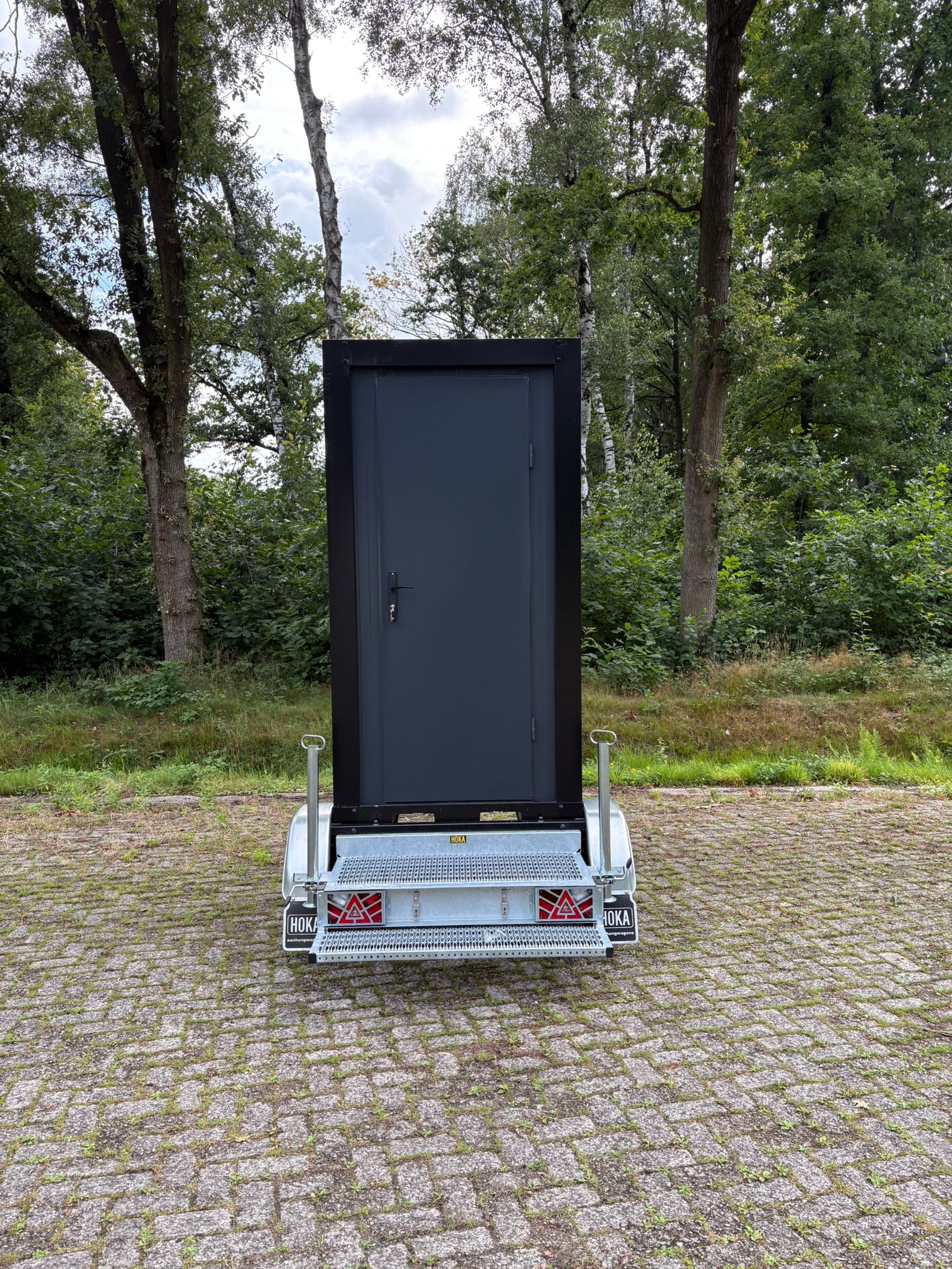 Voorkant van de single toiletwagen Voorkant van de single toiletwagen