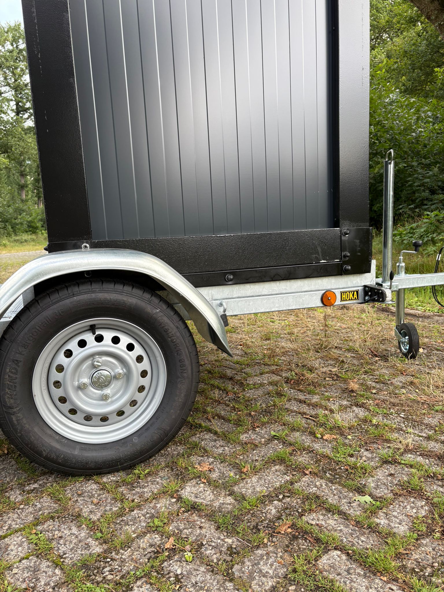 Banden van de single toiletwagen Banden van een dixi aanhanger
