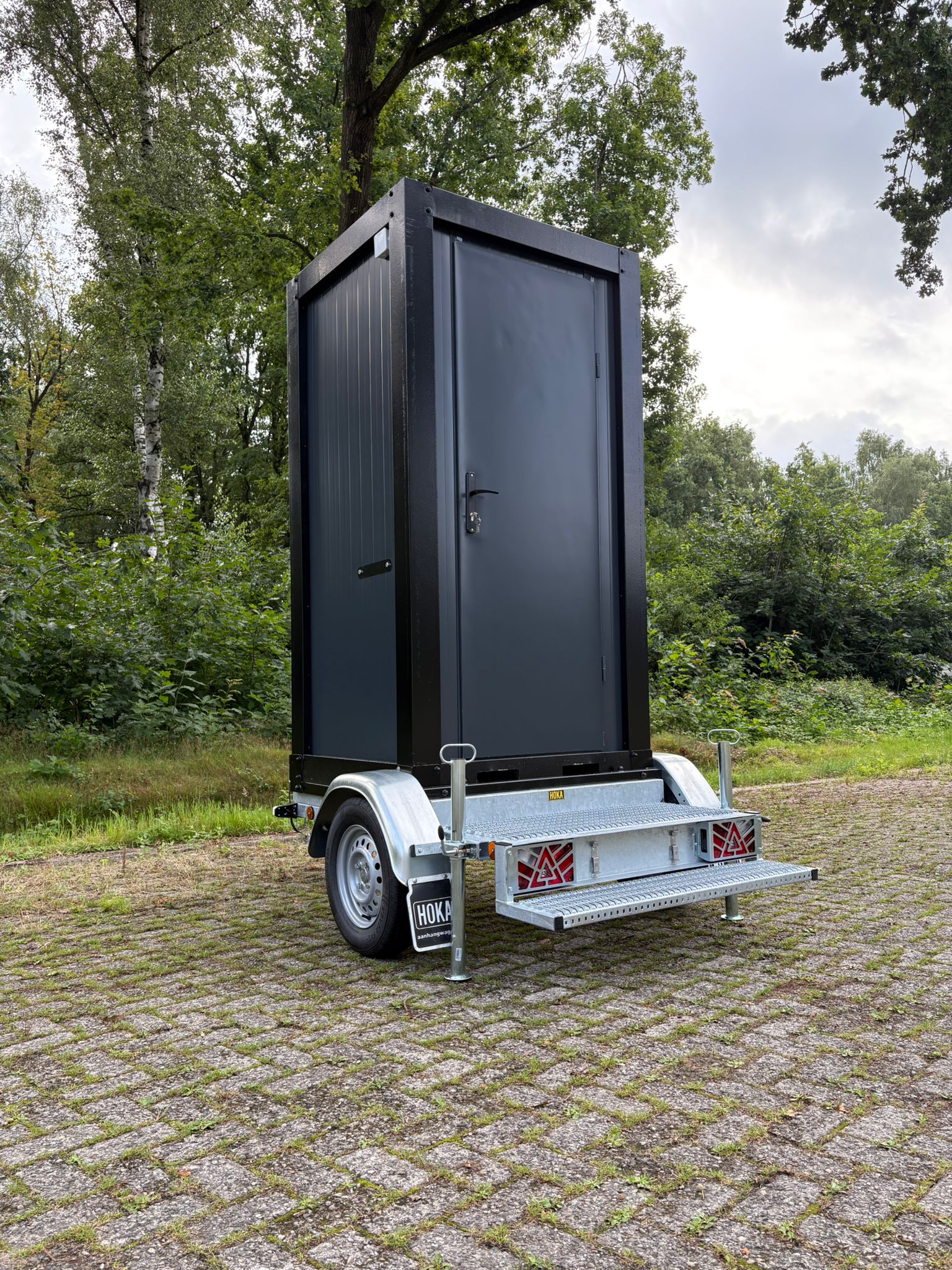 Voorzijde douchewagen Mobiele badkamer in het zwart