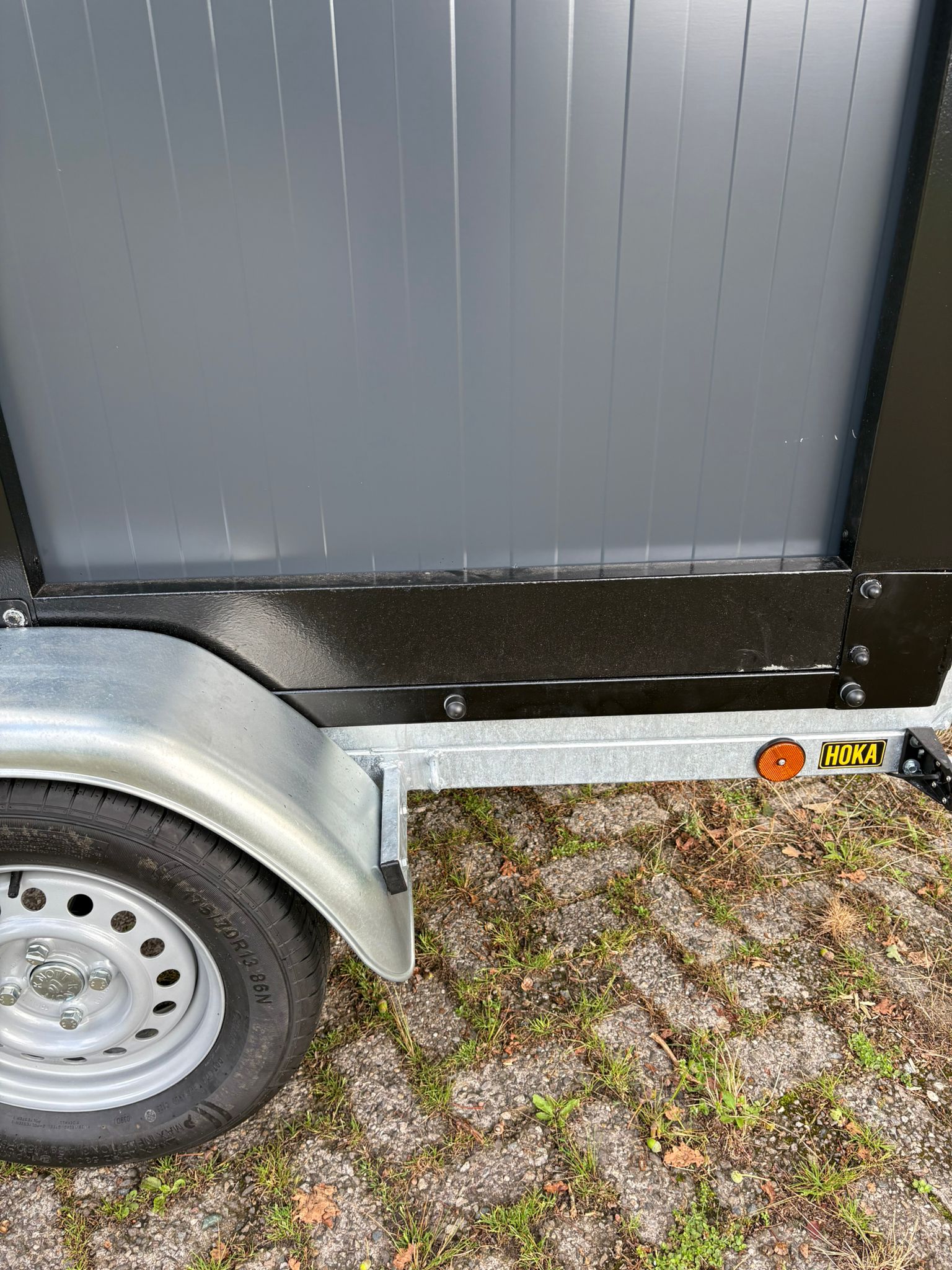 Zijkant van de aanhanger van de douchewagen Doucheaanhanger inclusief nooddouche