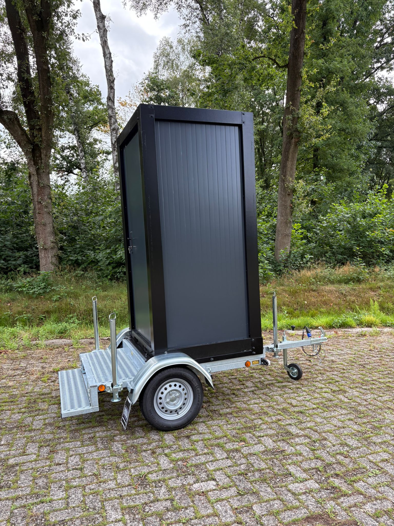 Single toiletwagen zijkant Zijkant van een toiletwagen zichtbaar