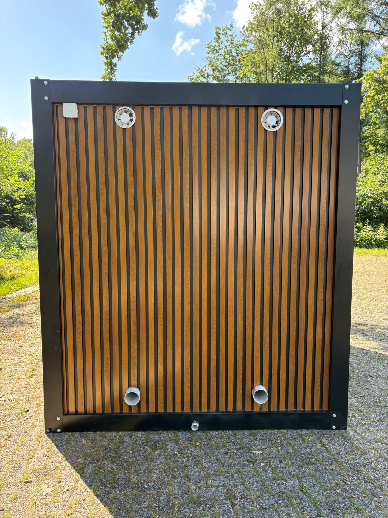 Aansluitingen badkamer unit buitenzijde Achterzijde en aansluitingen prive sanitair campings