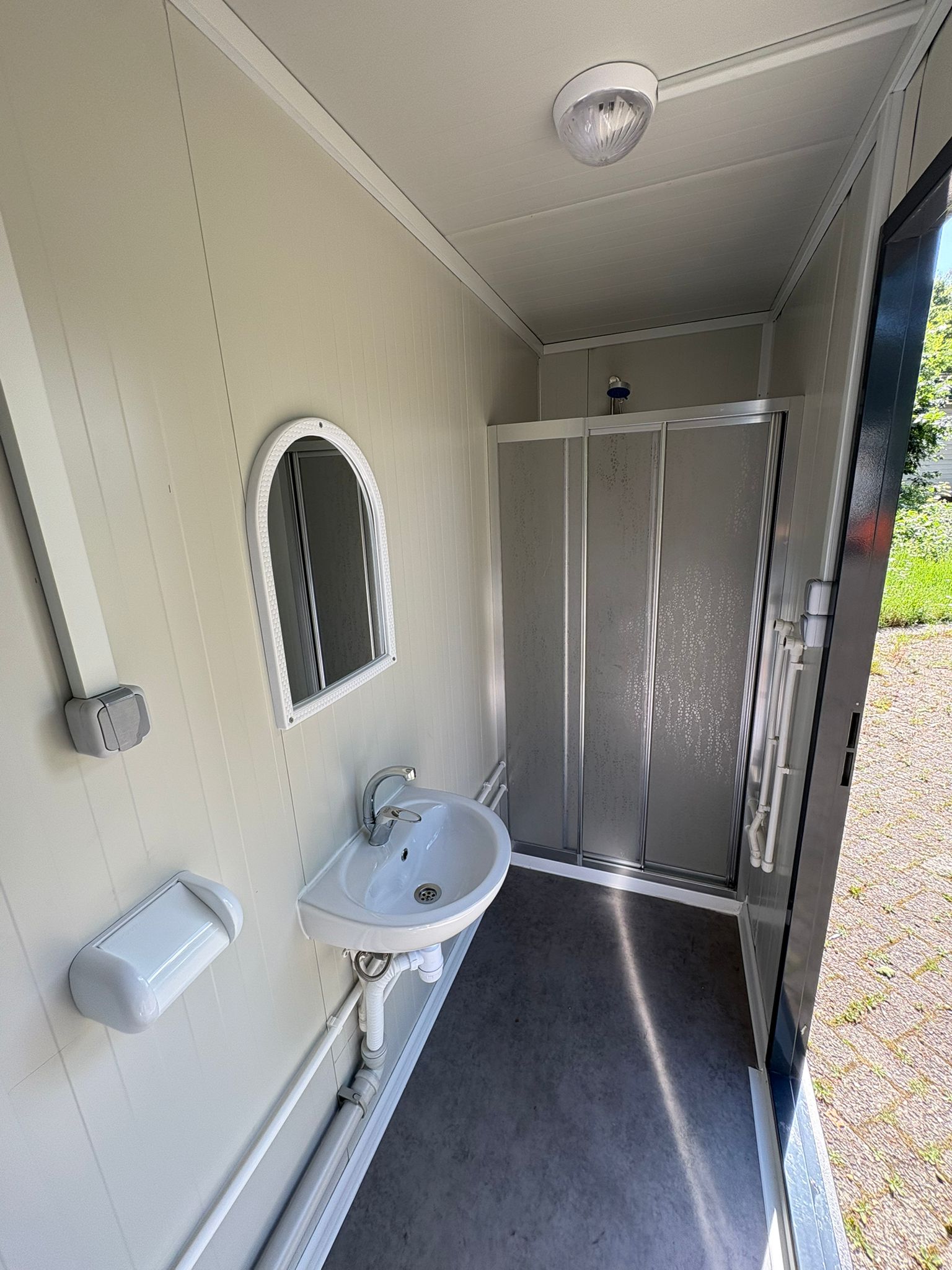 Binnenzijde badkamer unit andere kant 2 Camping sanitair in nederland