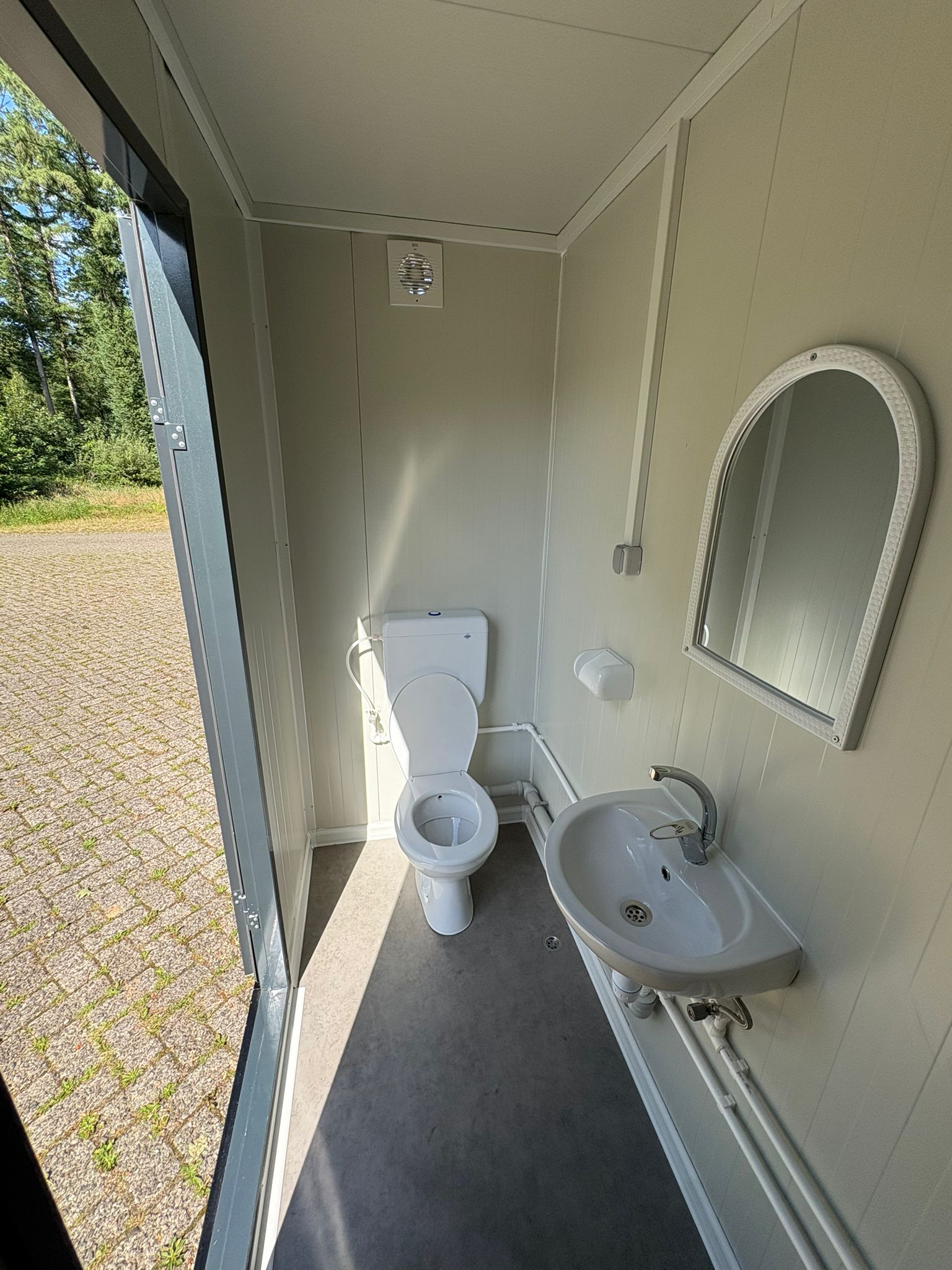 Binnenzijde badkamer unit andere kant 4 Toilet unit voor campings