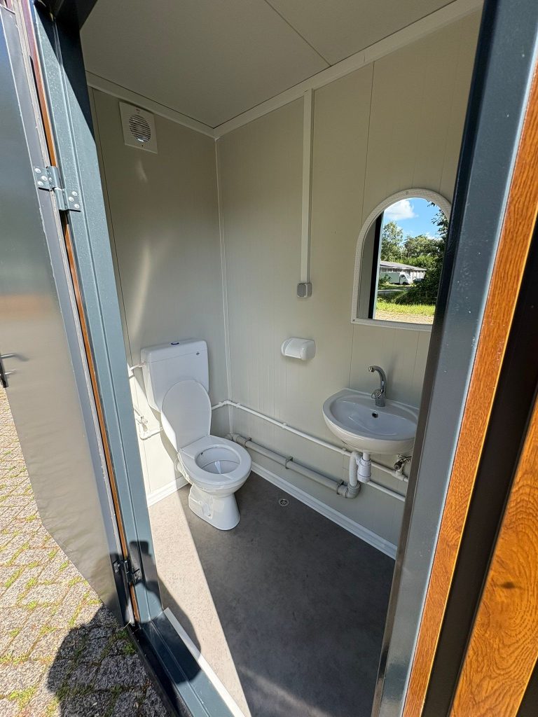 Deuropening van een mobiele sanitaire toilet en douche unit