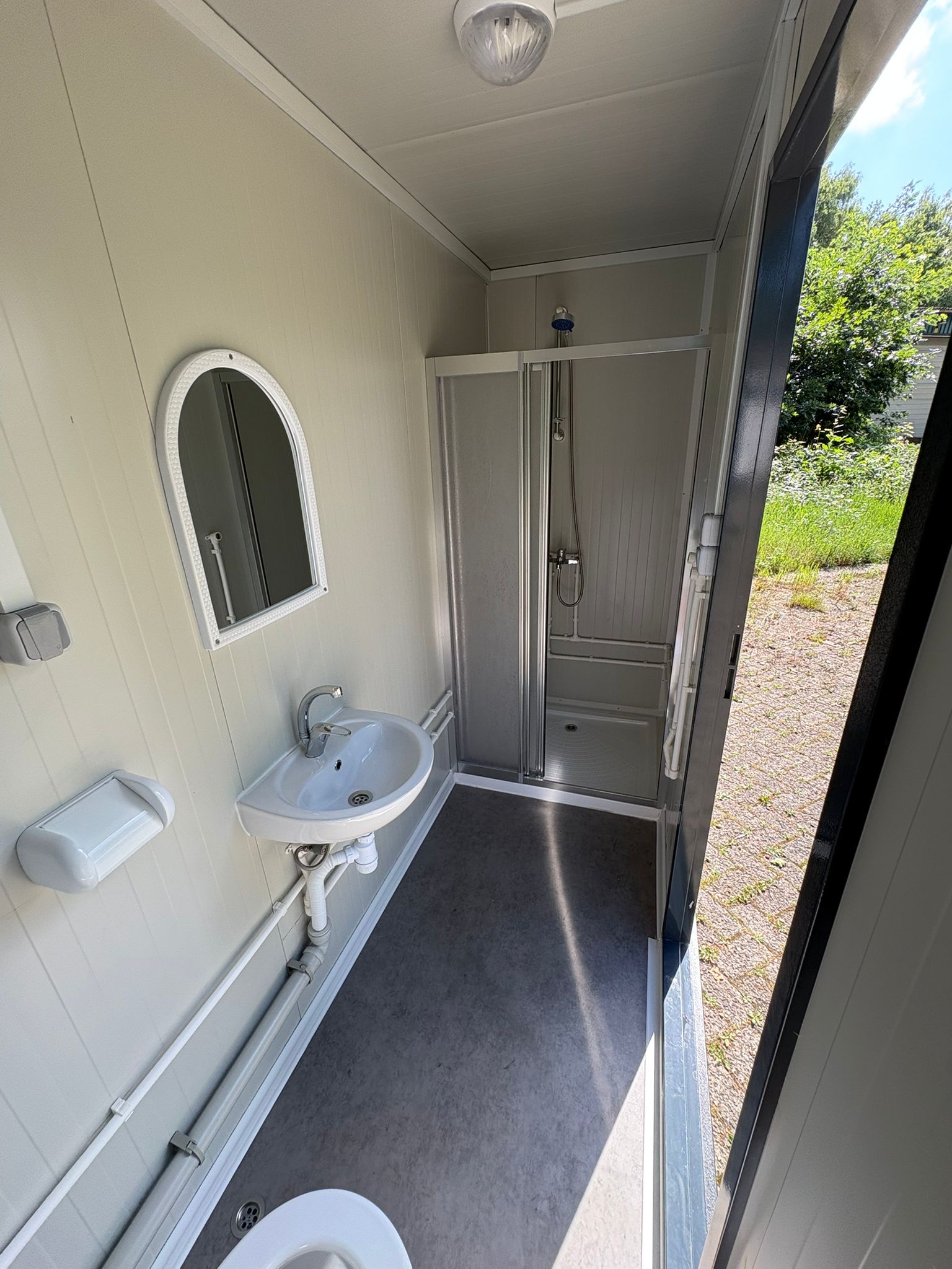 Binnenzijde badkamer unit andere kant Binnenzijde prive sanitair in Nederland
