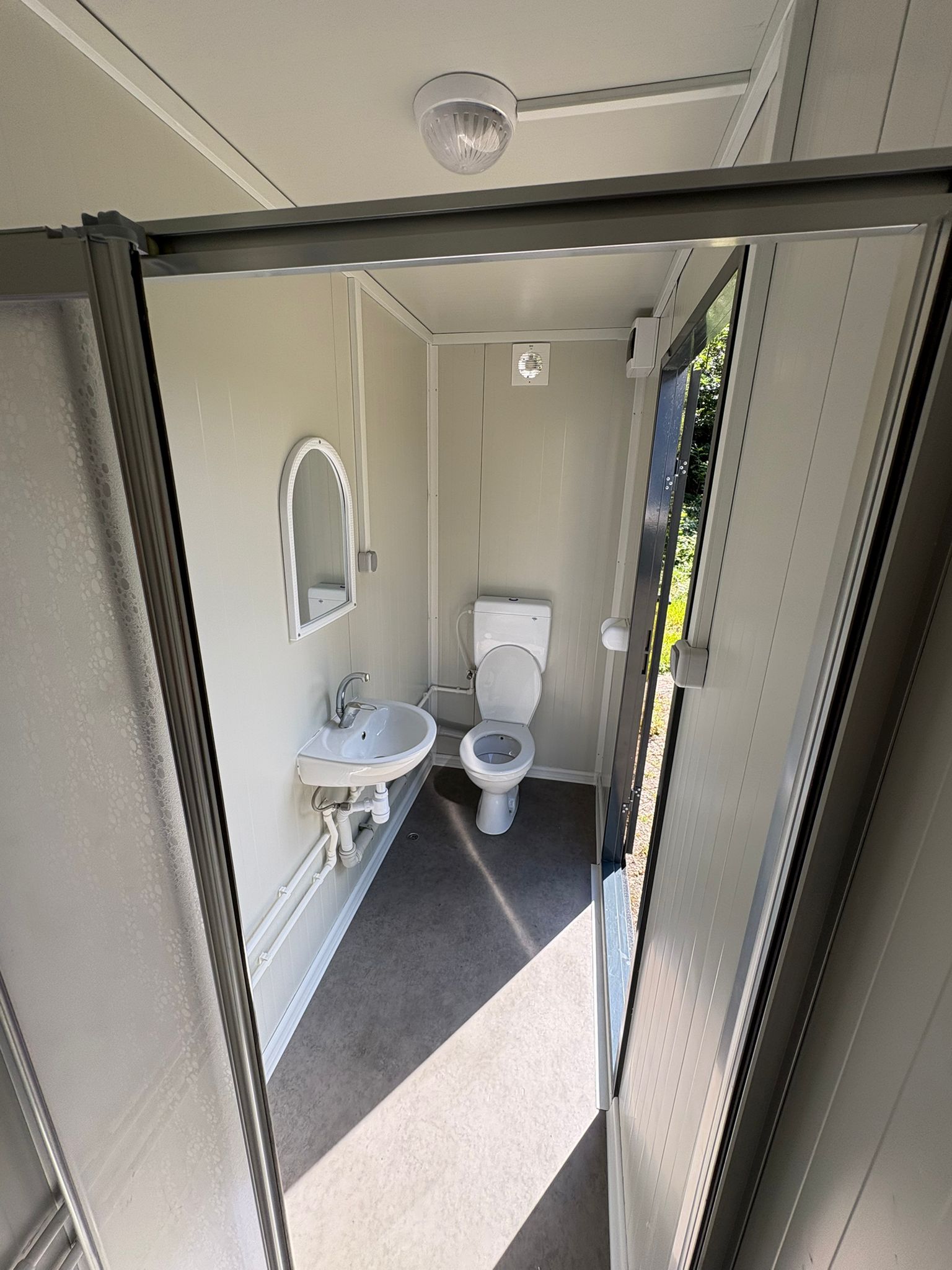 Binnenzijde badkamer unit Binnenzijde mobiel sanitair