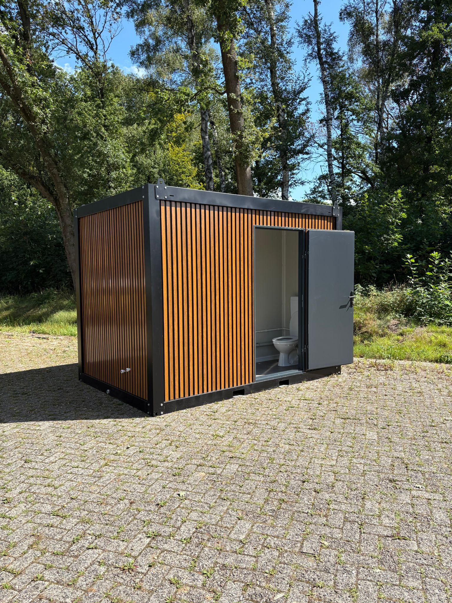 Buitenzijde badkamer unit 1 Mobiele sanitaire oplossingen voor op campings