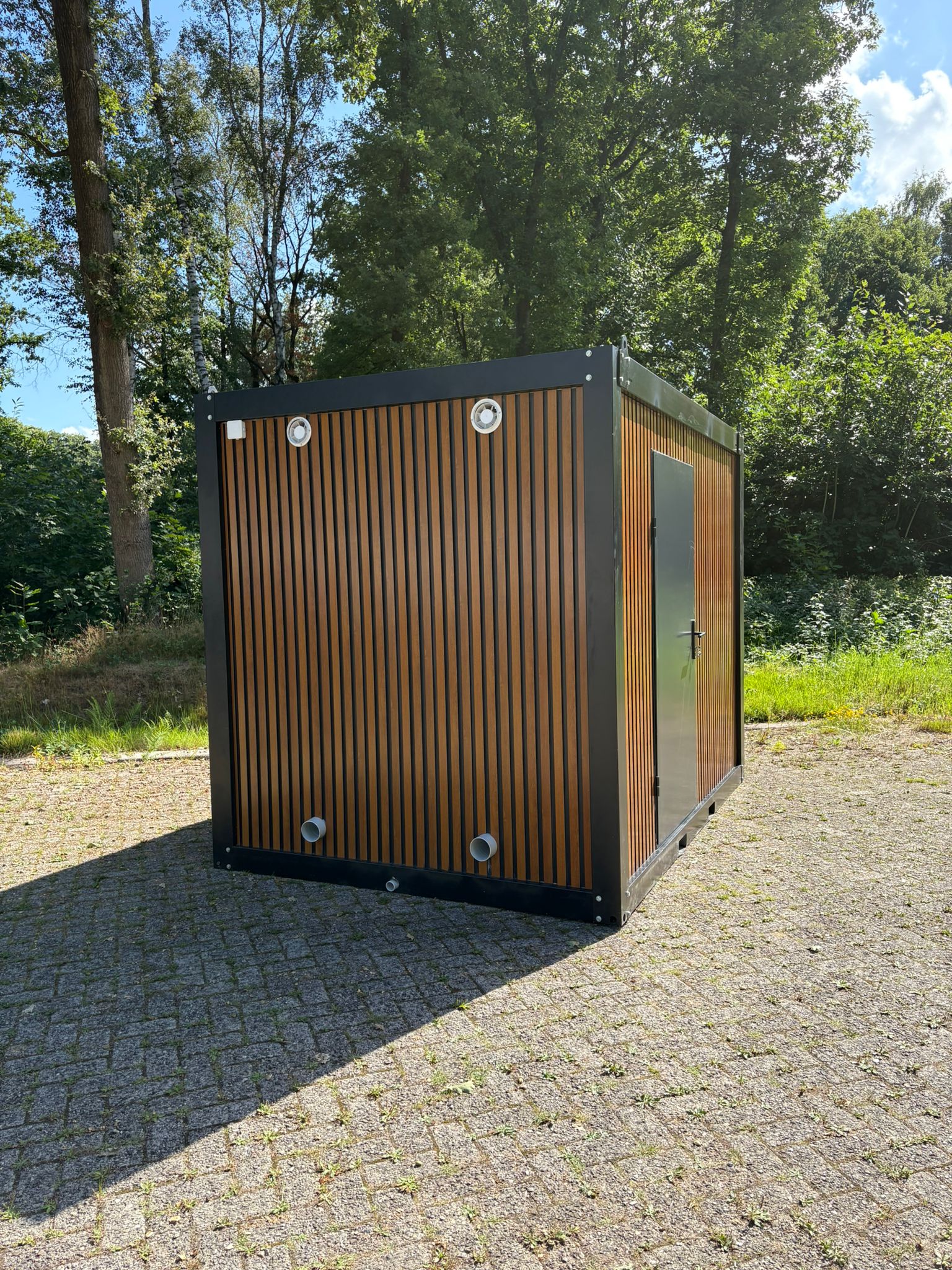 Buitenzijde badkamer unit 3 Dit is een prachtige sanitaire unit voor op een camping