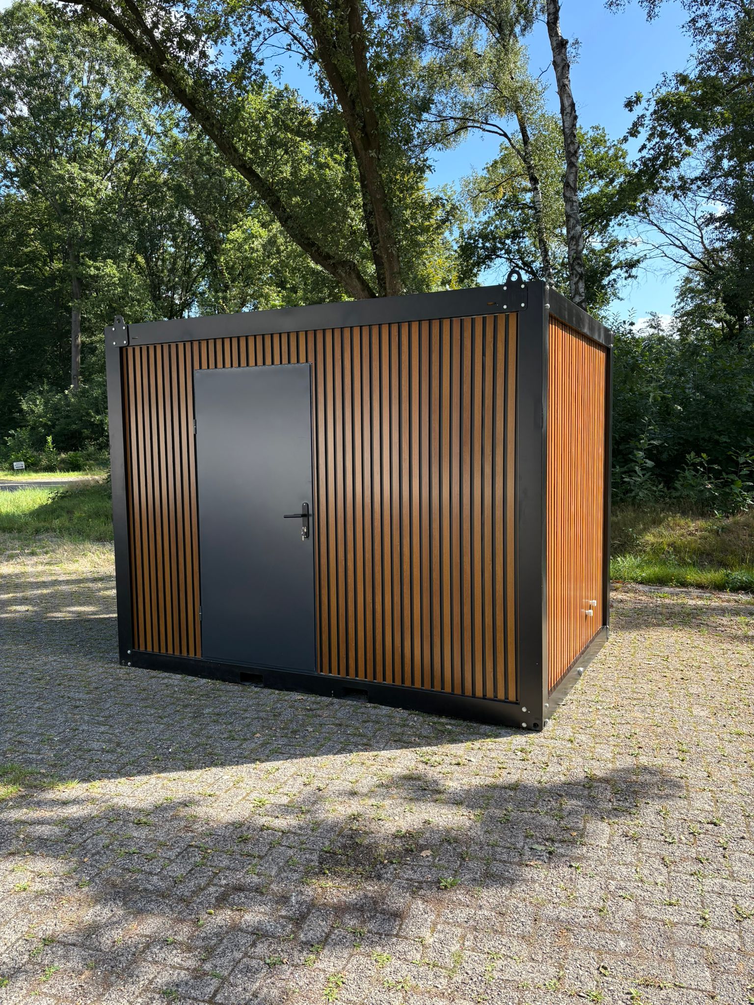 Buitenzijde badkamer unit 7 Speciaal houtlook voor mobiel sanitair voor op de camping