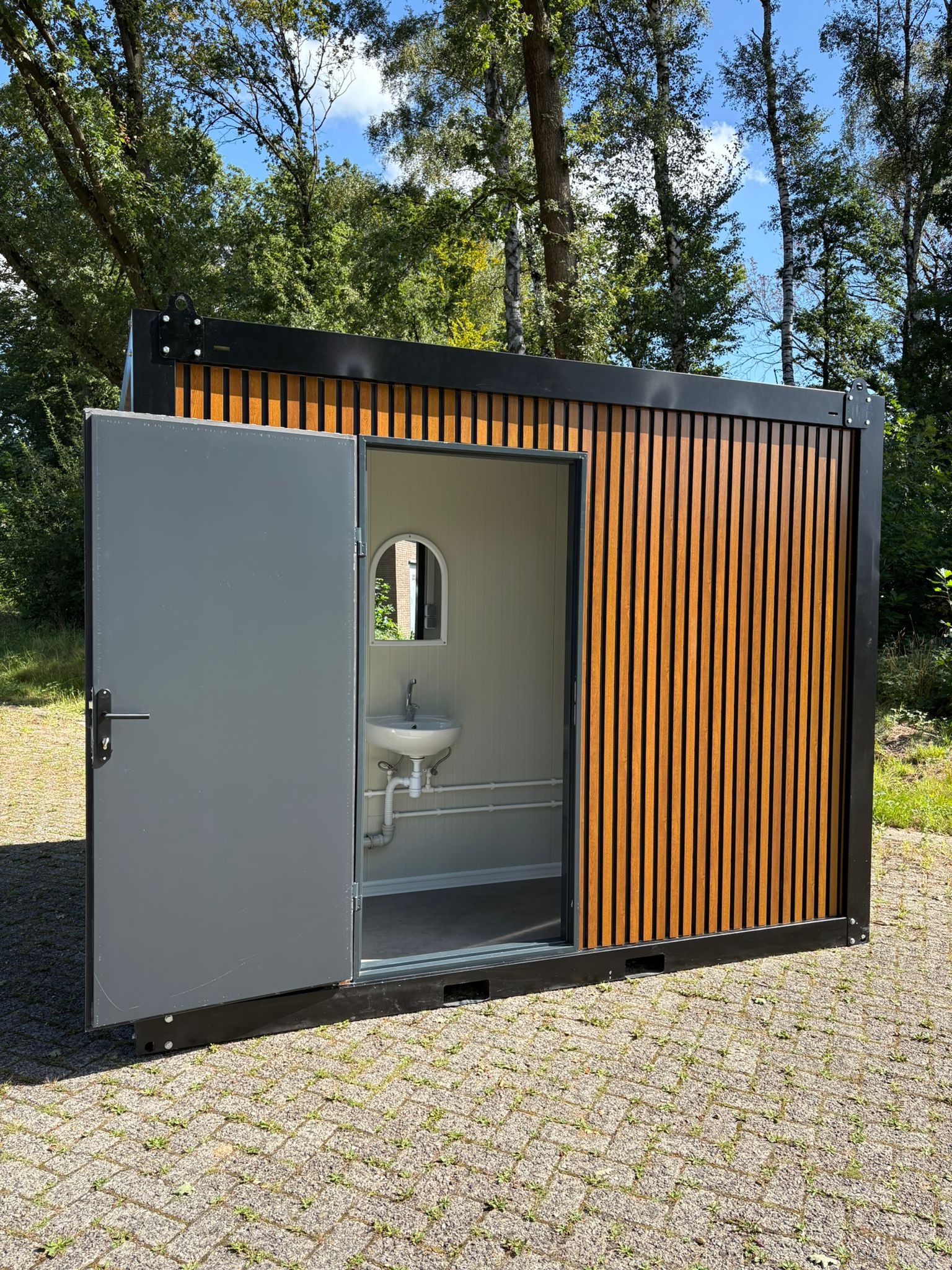 Buitenzijde badkamer unit andere kant 1 Camping toilet
