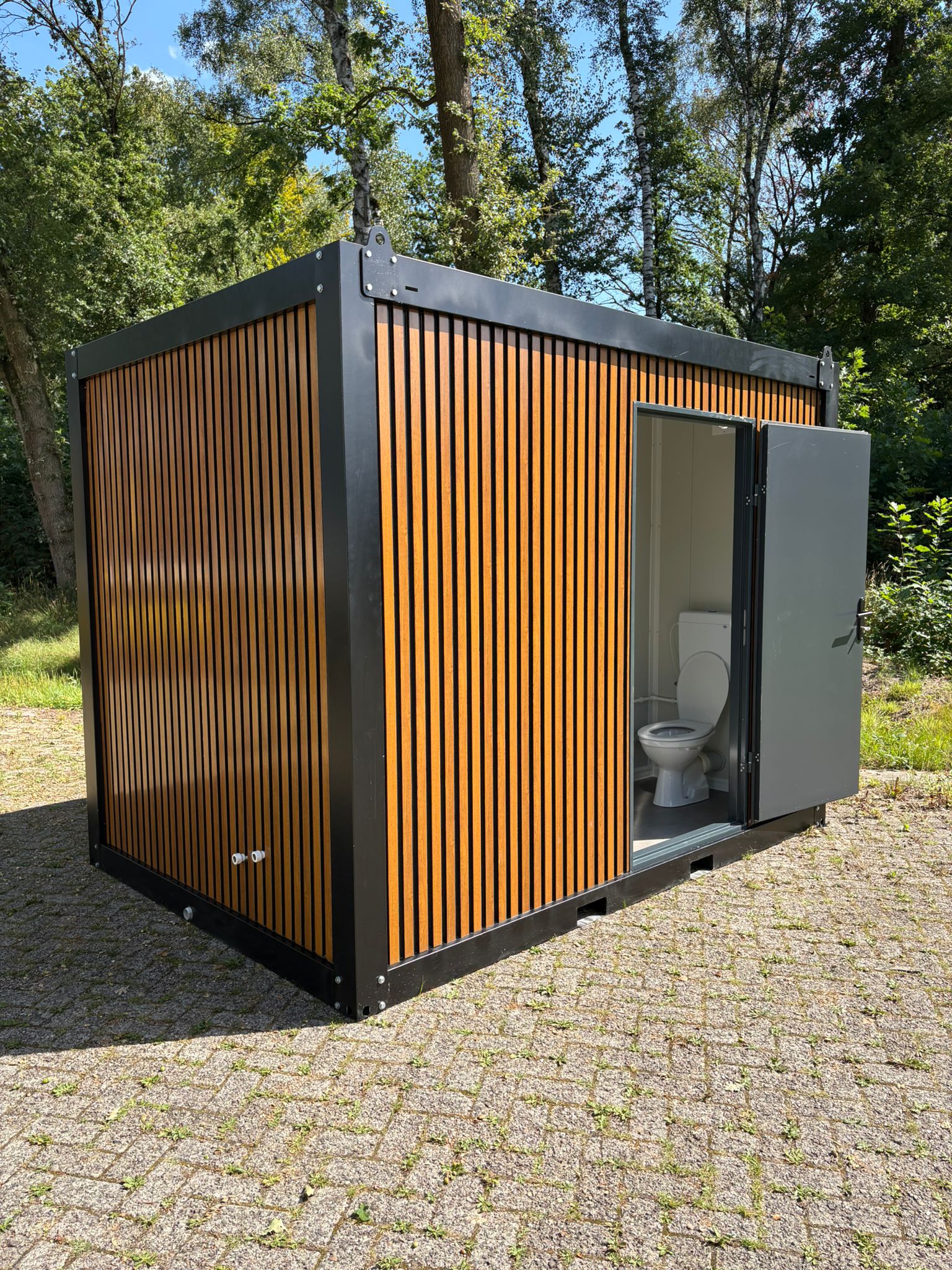 Buitenzijde badkamer unit Toiletgebouw campings