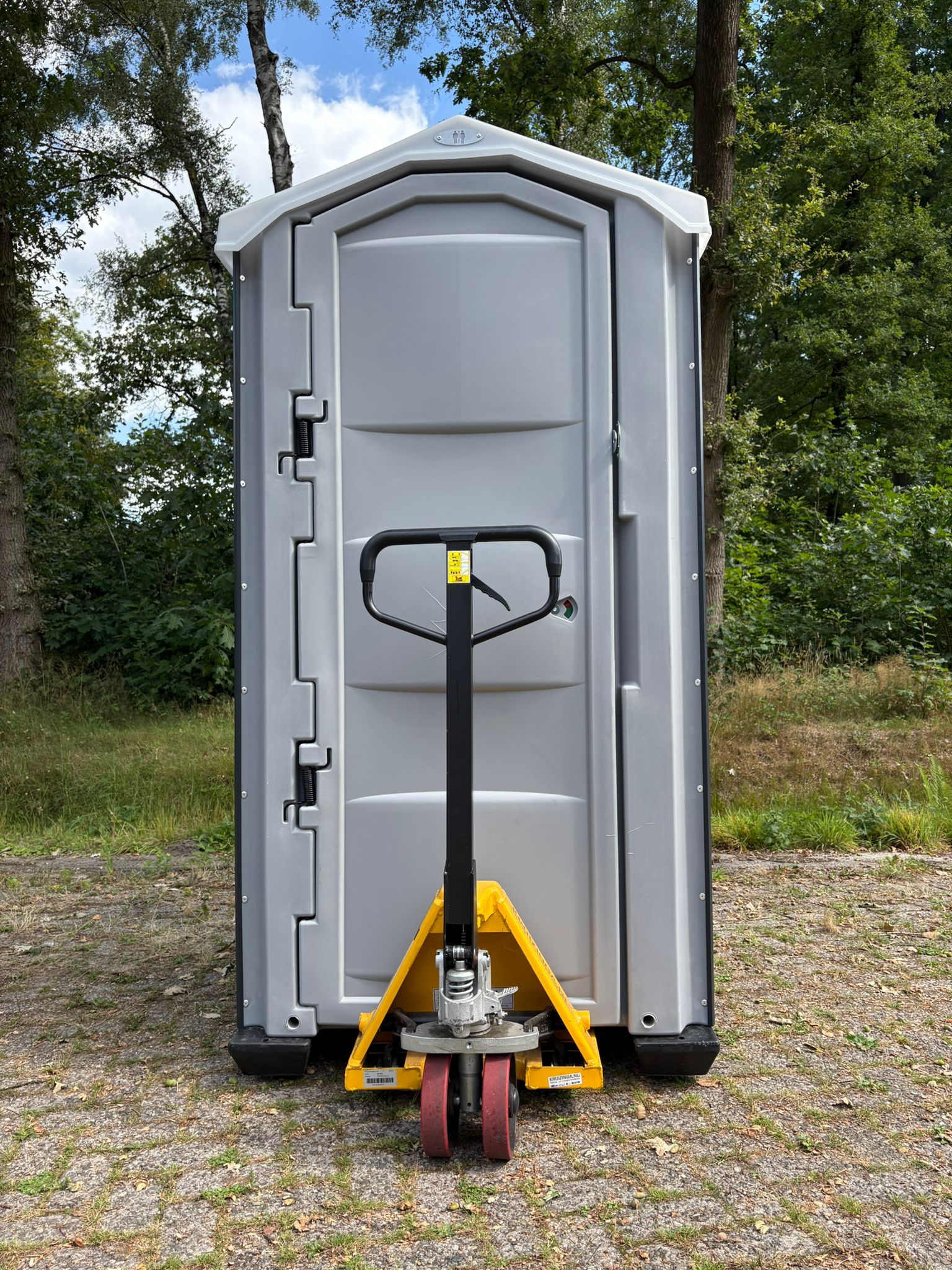 Palletwagen en toiletcabine Palletwagen met dixi toilet