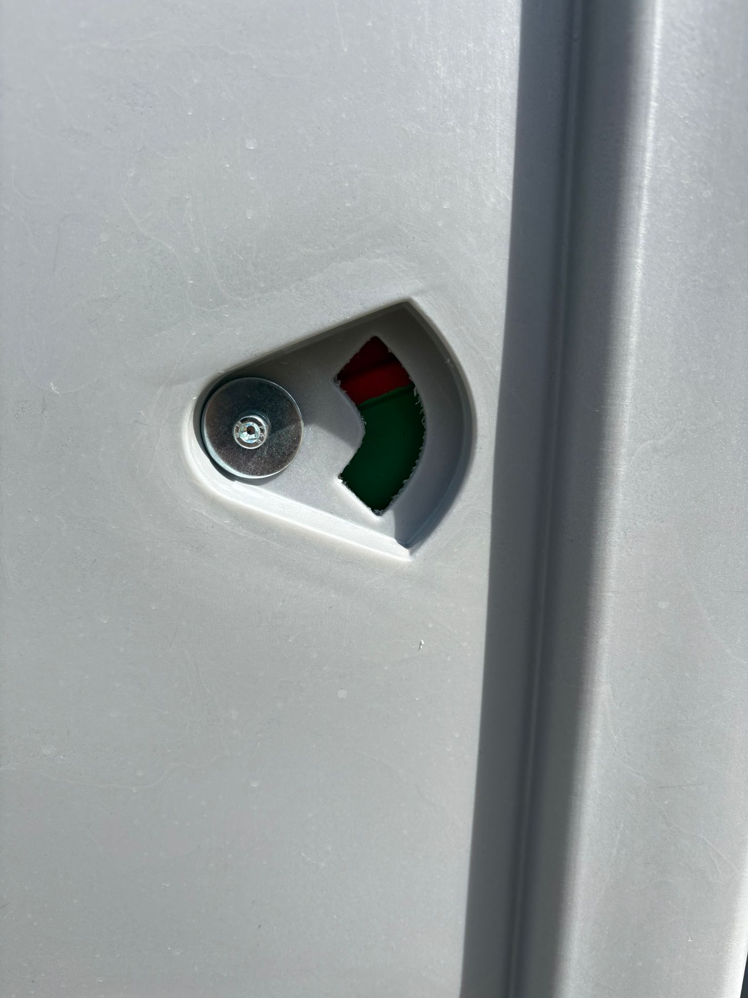 Slot rood,groen dixi toilet Groen/rood slot van een dixi toiletcabine