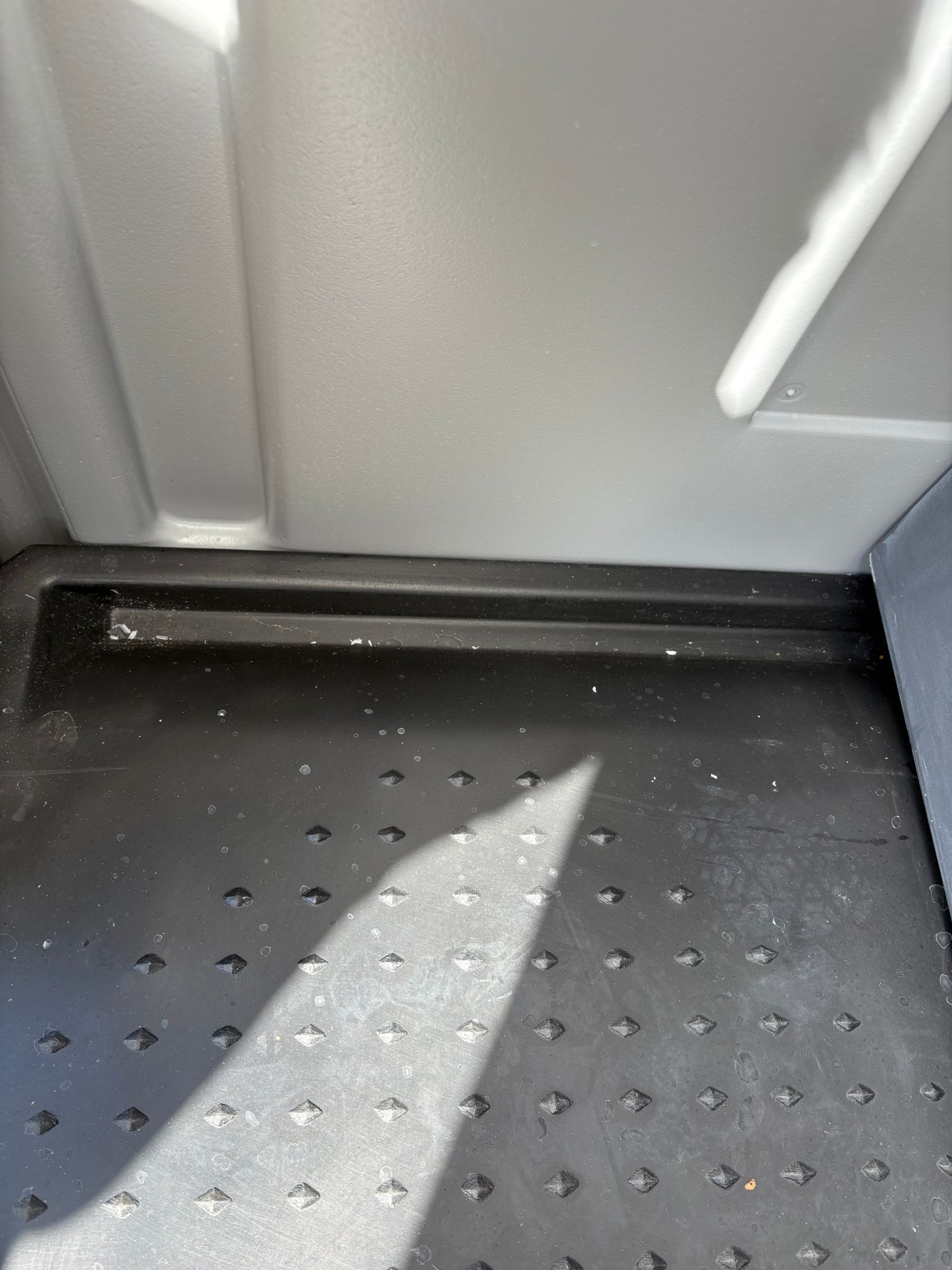 Vloer toiletcabine 2 Dixi bodem zijkant