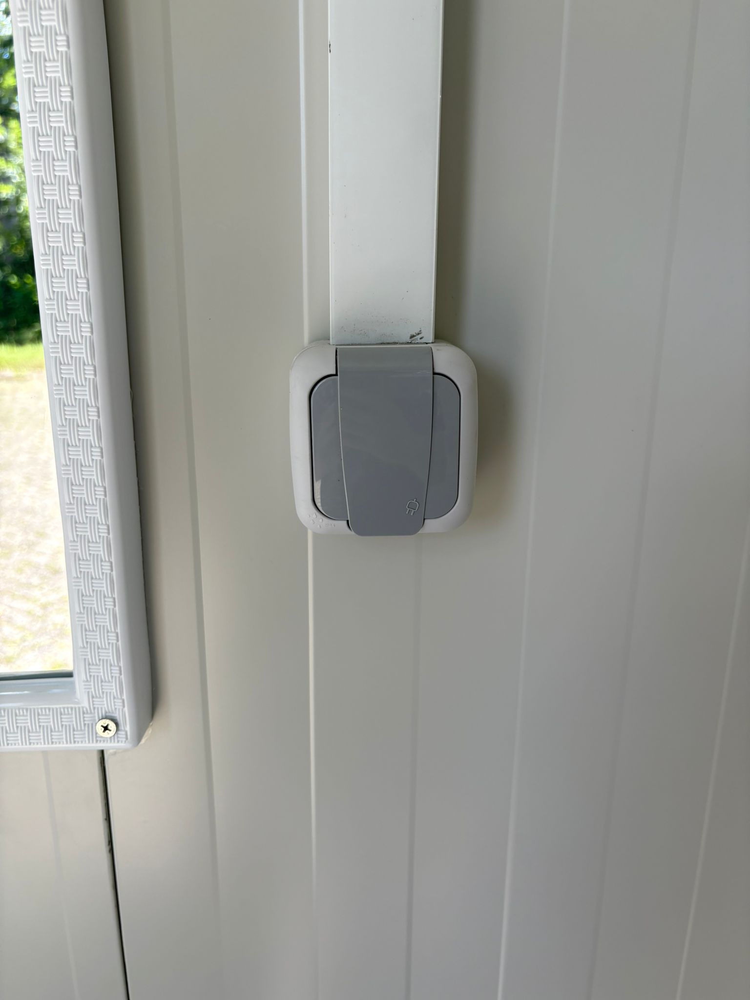Wandcontactdoos badkamer unit Stopcontact mobiel sanitair