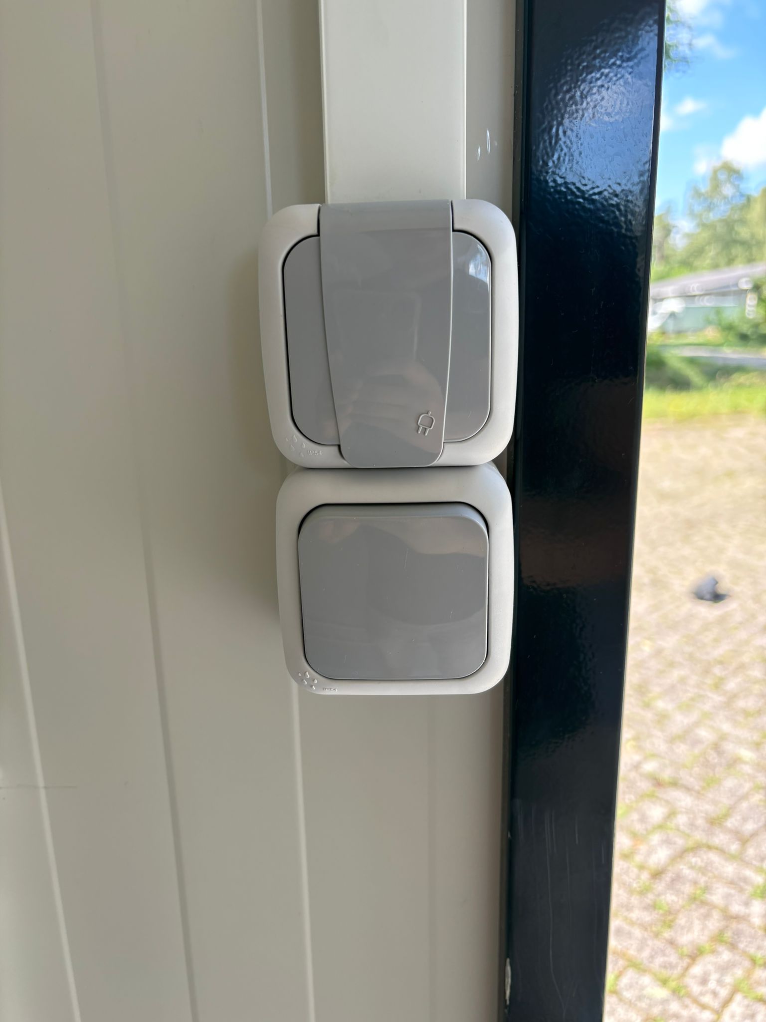 Wandcontactdoos en verlichting andere kant Stopcontacten mobiele badkamer unit