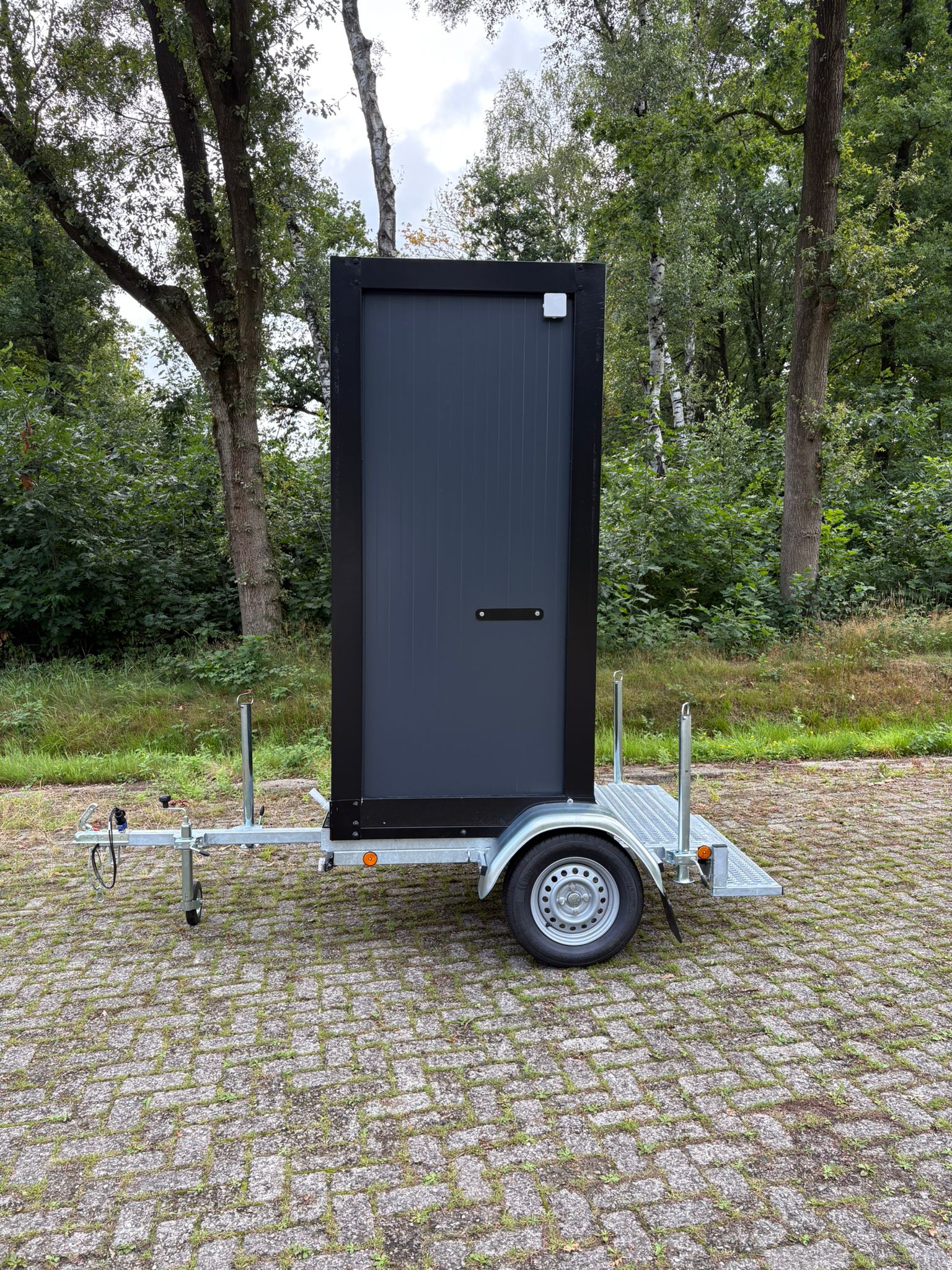 Zijaanzicht douchewagen Zijaanzicht van een mobiele badkamer