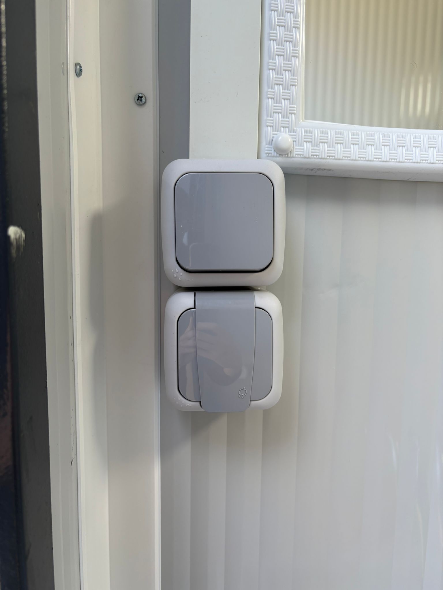 Lichtschakelaar toilet unit Lichtschakelaar van een wc unit inclusief elktra