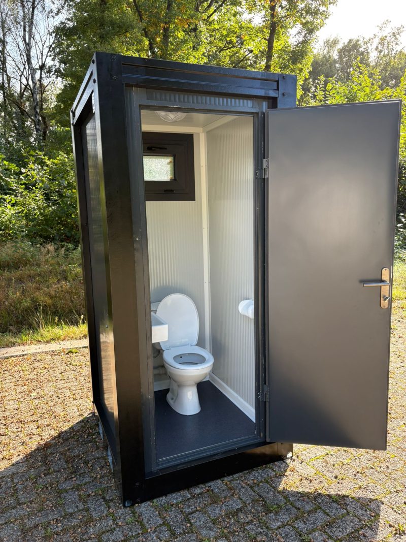 Toilet unit met open deur