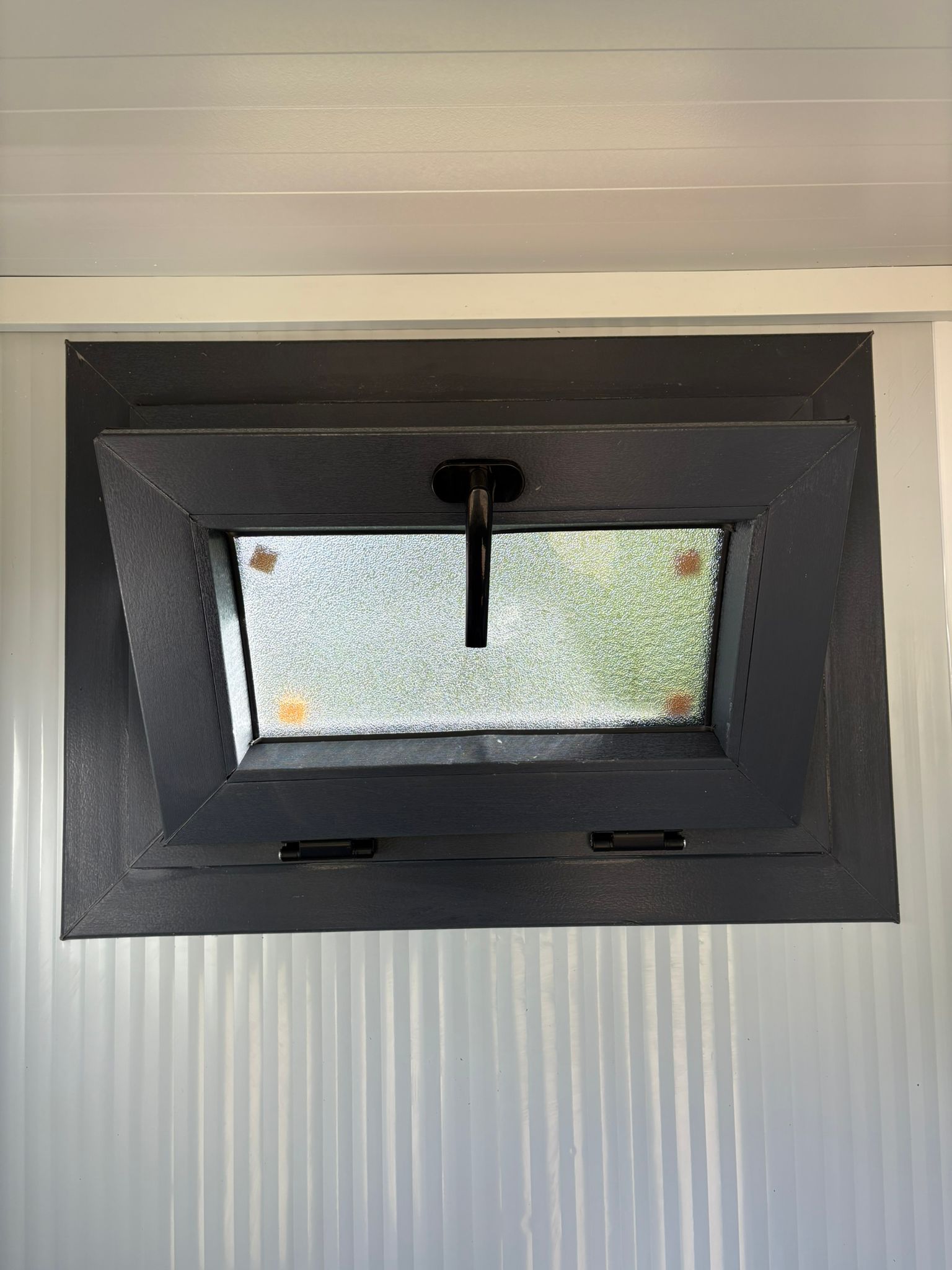 Draaikiepraam toilet unit Draaikiepraam van een toilet unit luxe