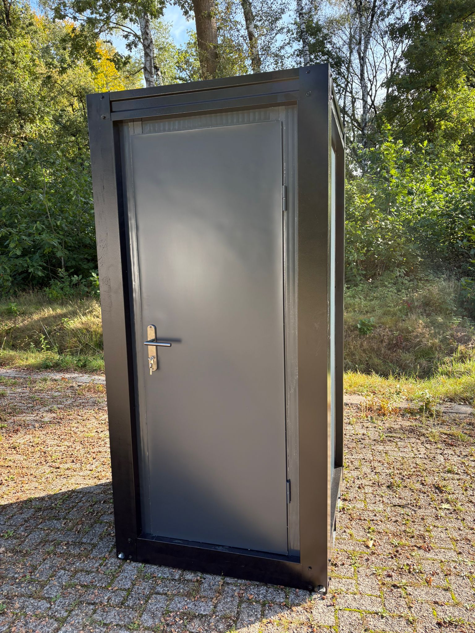 Voorzijde toilet unit Buitenzijde vooraanzicht toilet unit luxe