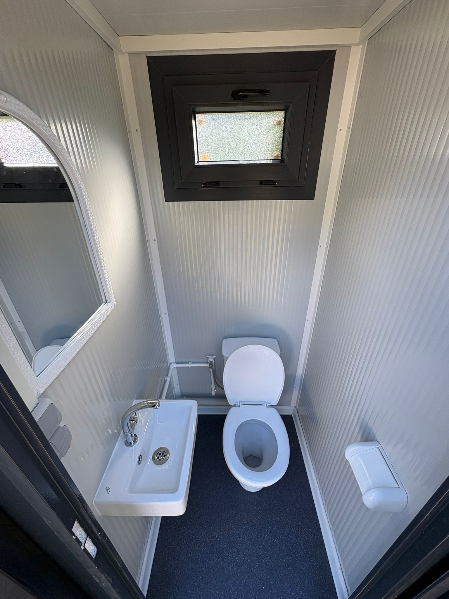 Binnenzijde toilet unit luxe met draaikiepraam Binnenzijde toilet unit luxe met draaikiepraam