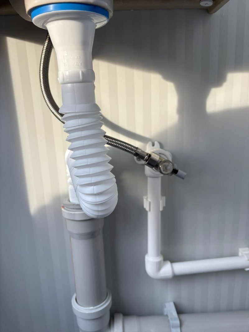 Aansluiting fontein toilet + urinoir unit