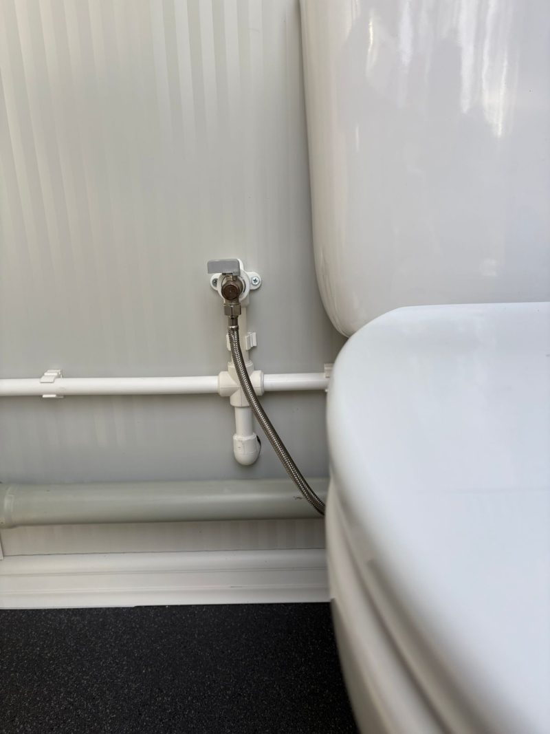 Aansluiting toilet toilet + urinoir unit