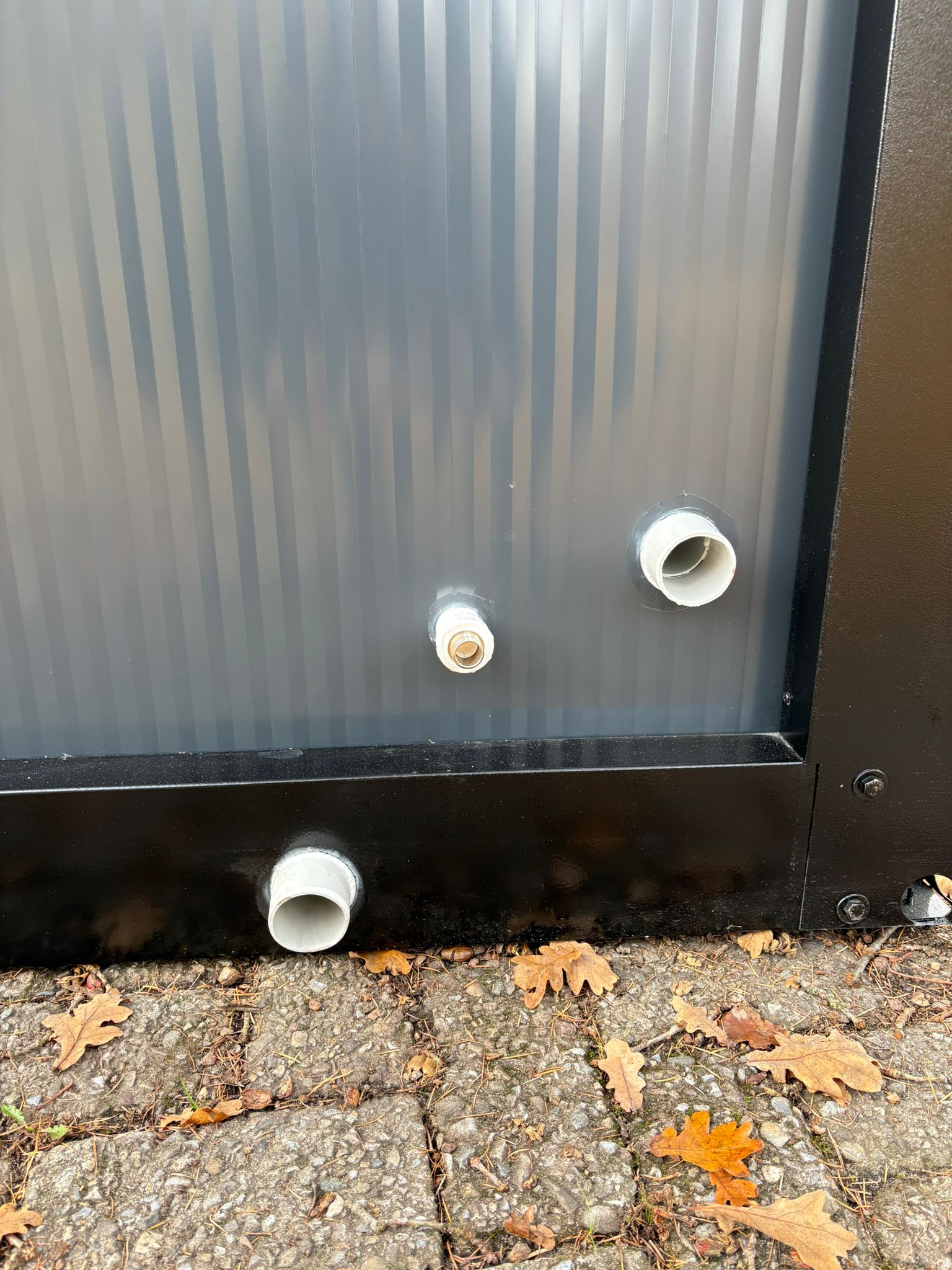 Afvoer en aansluiting douche unit met omkleedruimte Afvoer en toevoer douche unit met omkleedruimte