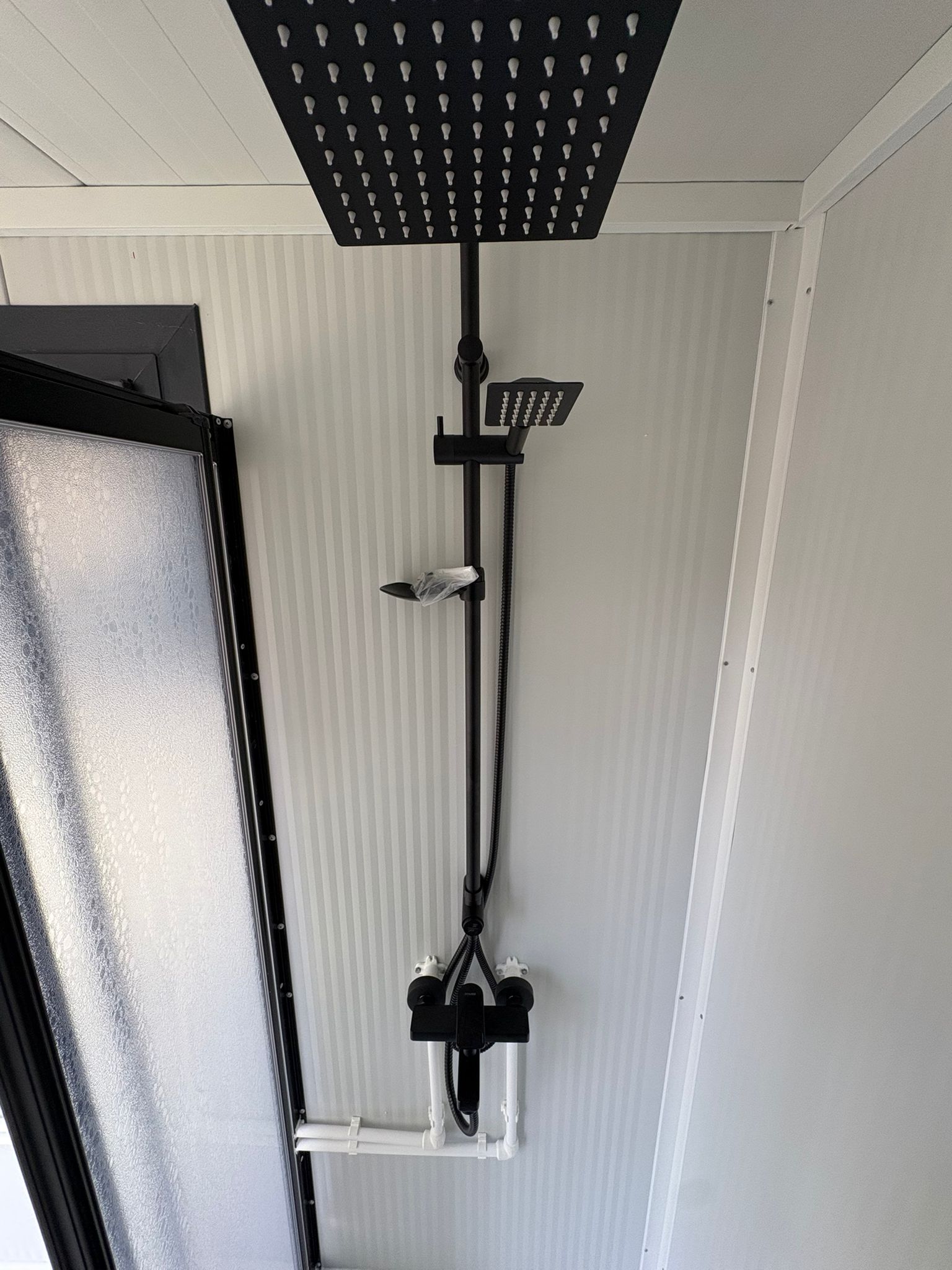 Douche stang en opstelling douche unit met omkleedruimte Regendouche douche unit met omkleedruimte