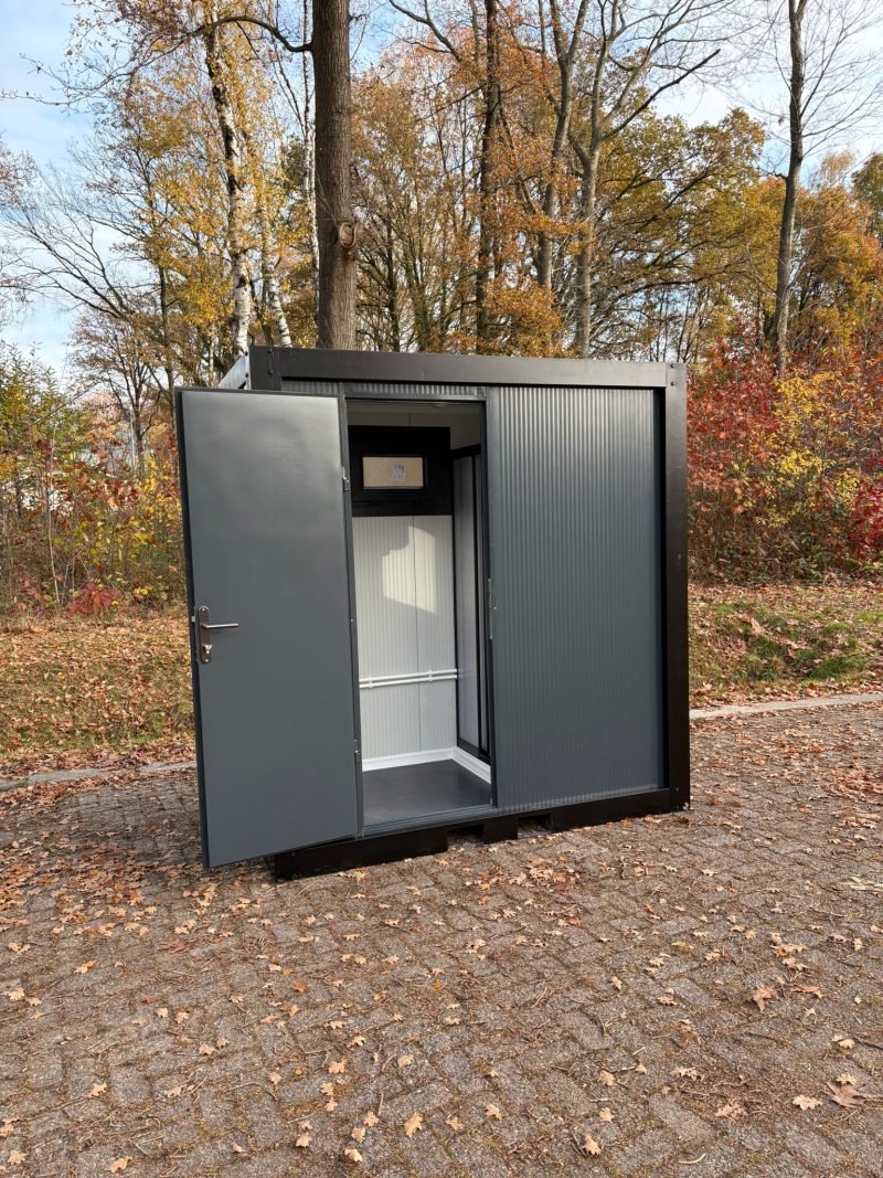 Douche unit met omkleedruimte buitenzijde
