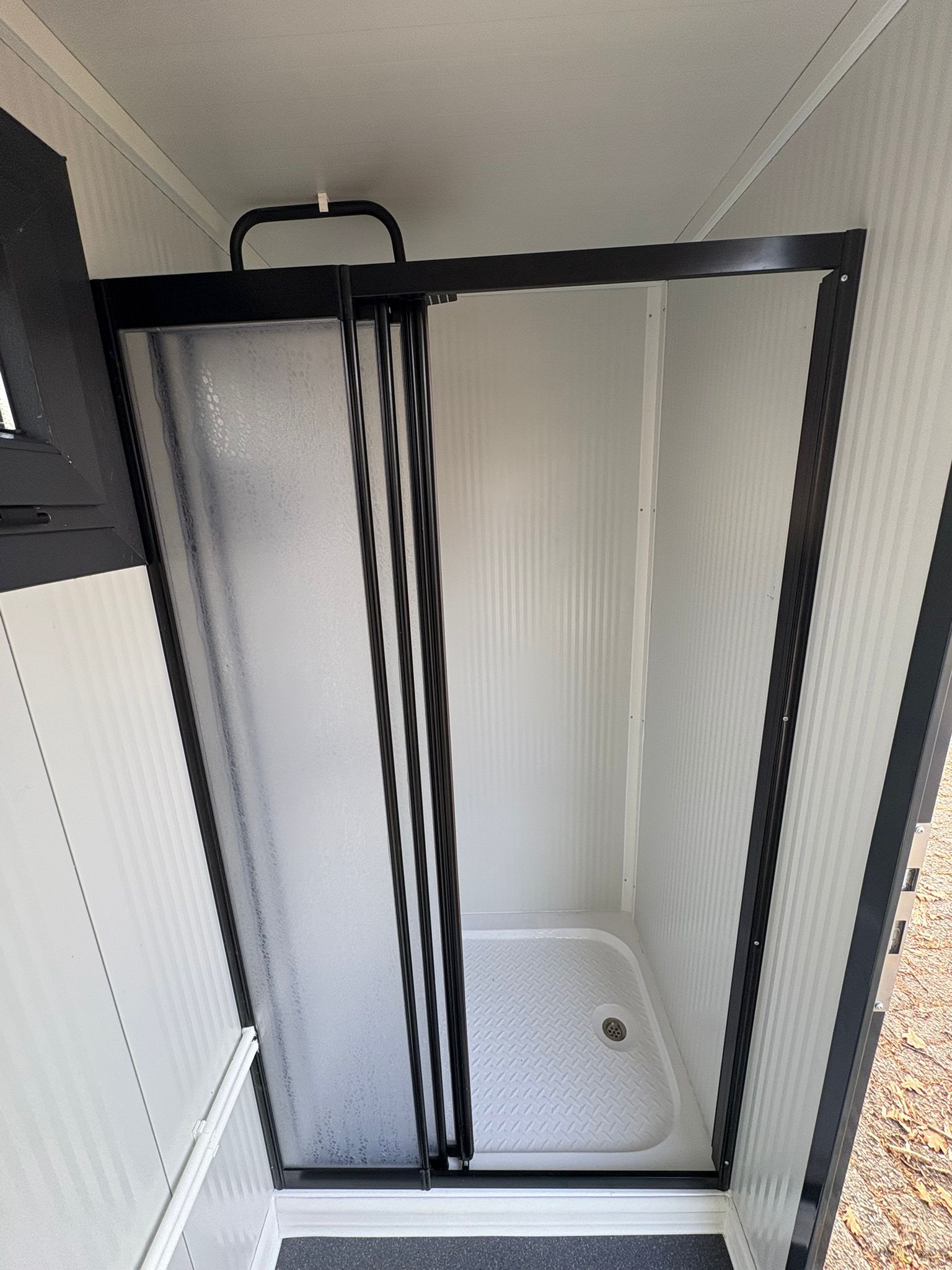 Glazen douchewand dicht douche unit met omkleedruimte Glazen schuifwand douche unit met omkleedruimte