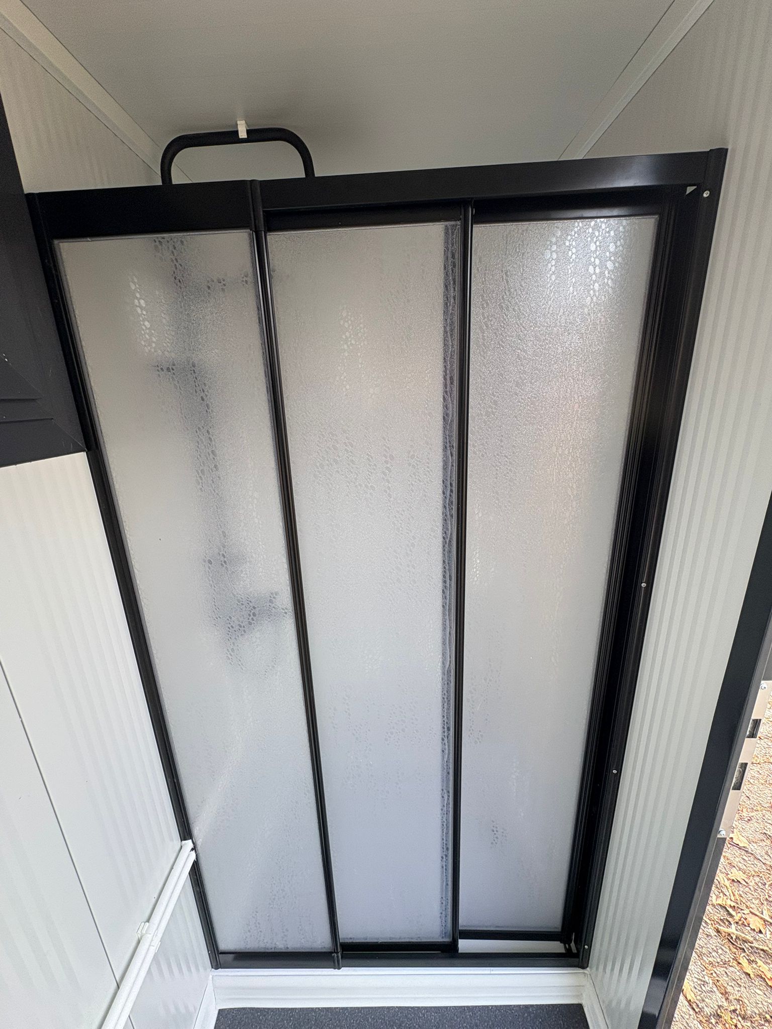 Glazen douchewand douche unit met omkleedruimte Glazen schuifwand douche unit met omkleedruimte