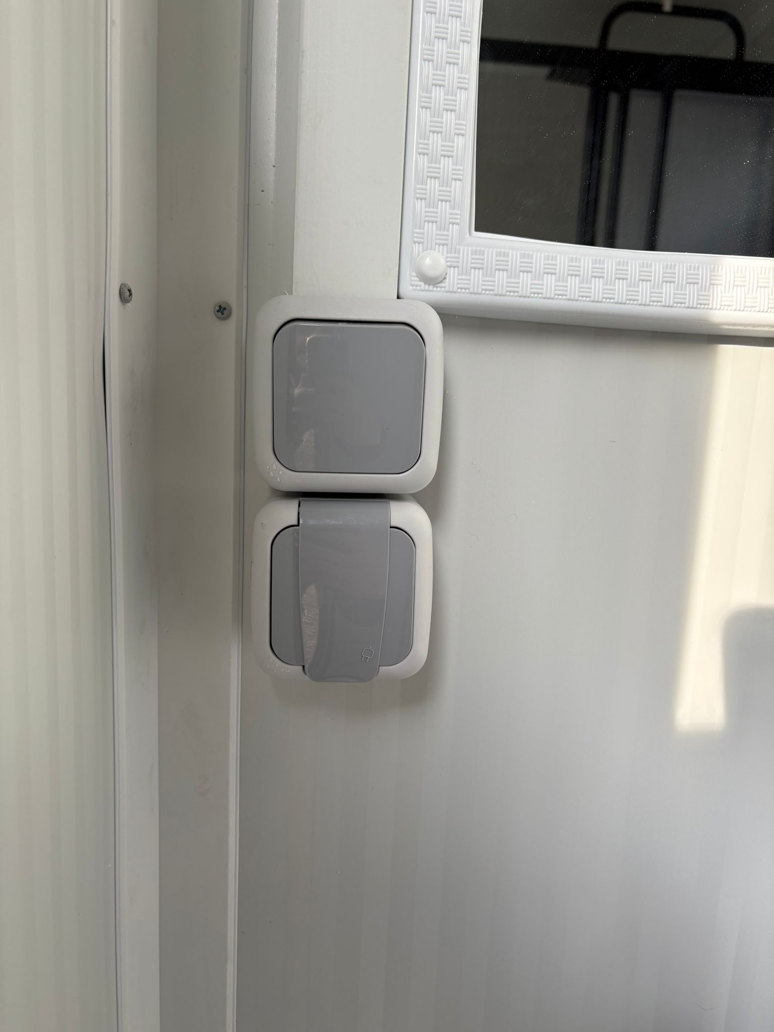Lichstschakelaar en wandcontactdoos Douche unit met omkleedruimte Lichtschakelaar met wandcontactdoos douche unit met omkleedruimte